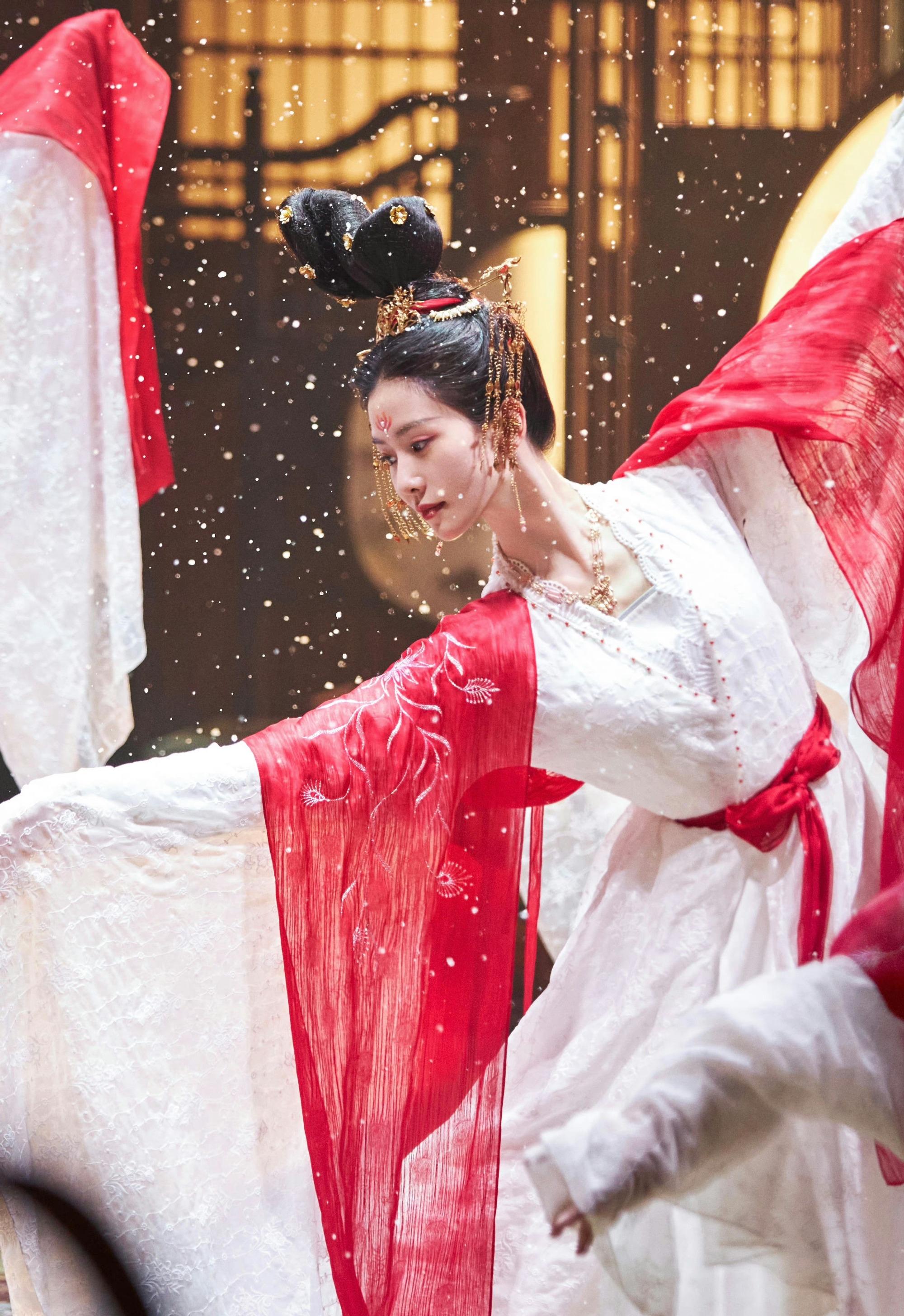 的想法: 这个电视剧的剧照还不错,虽然生娃了,刘诗诗的古装造型依然能