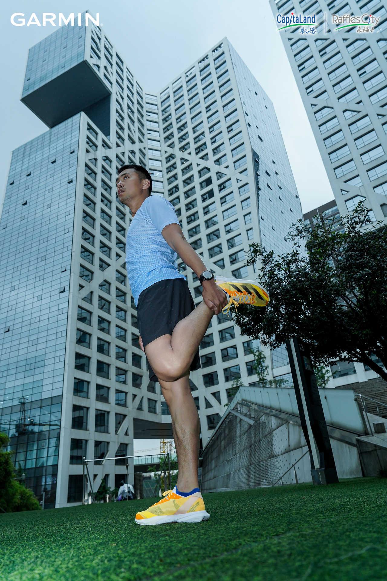 风雨奔跑的女子图片图片