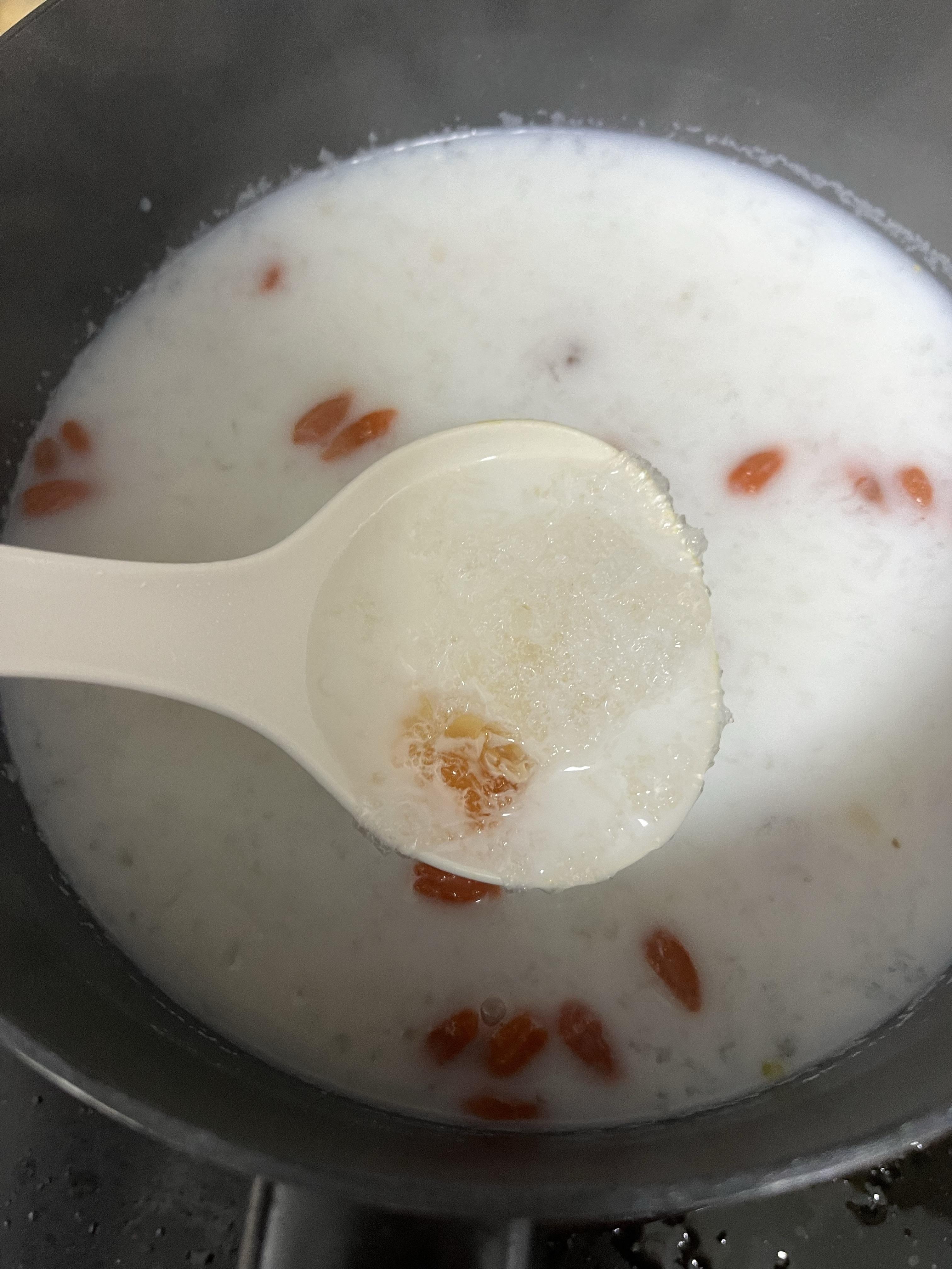 沉默的大多数 的想法: 桃胶雪燕炖牛奶自制下午茶