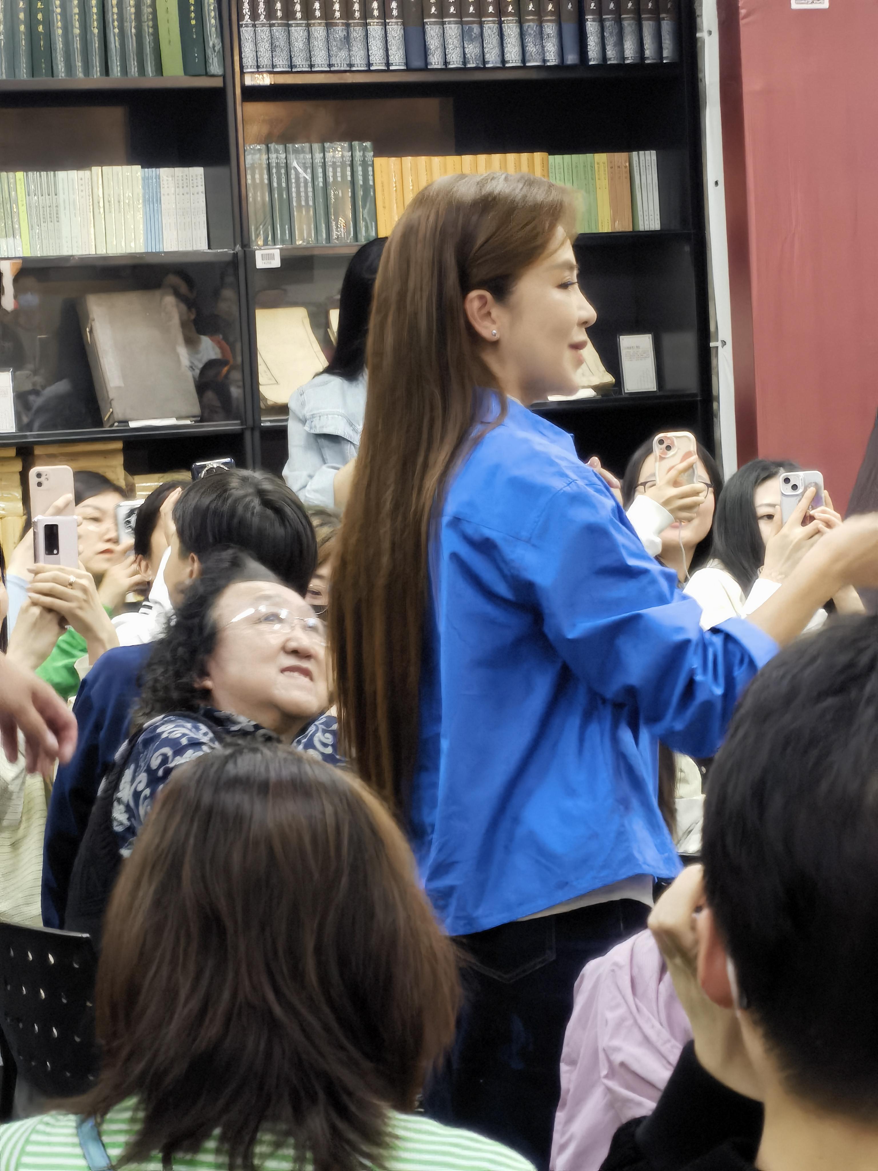 青岛大妈我好好看看这真是电视里那个朱迅朱迅老师今天上午参加青马