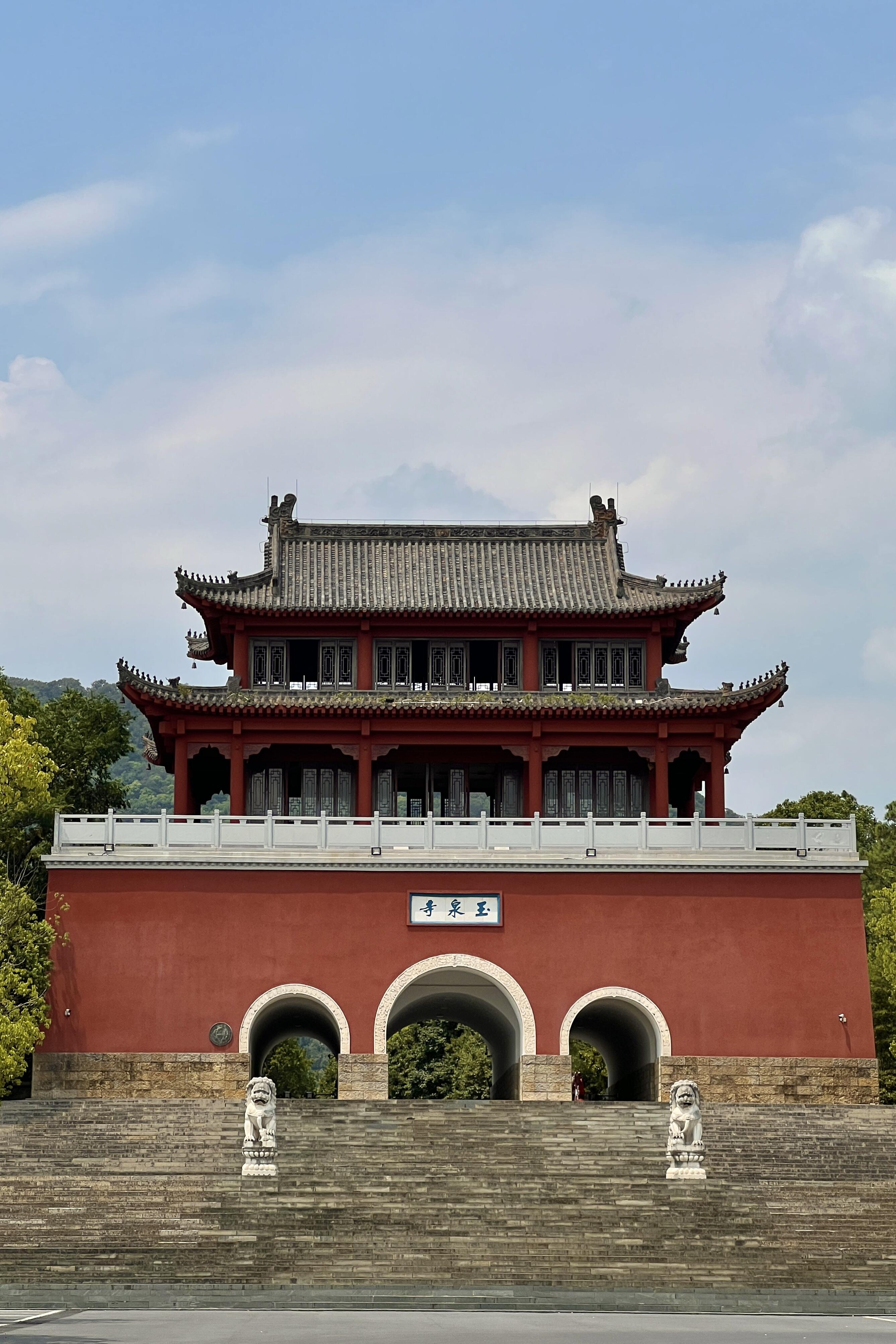 玉泉寺始建于东汉,五代毁于锋镝,历代重修,目前还保有隋唐遗构,与浙江