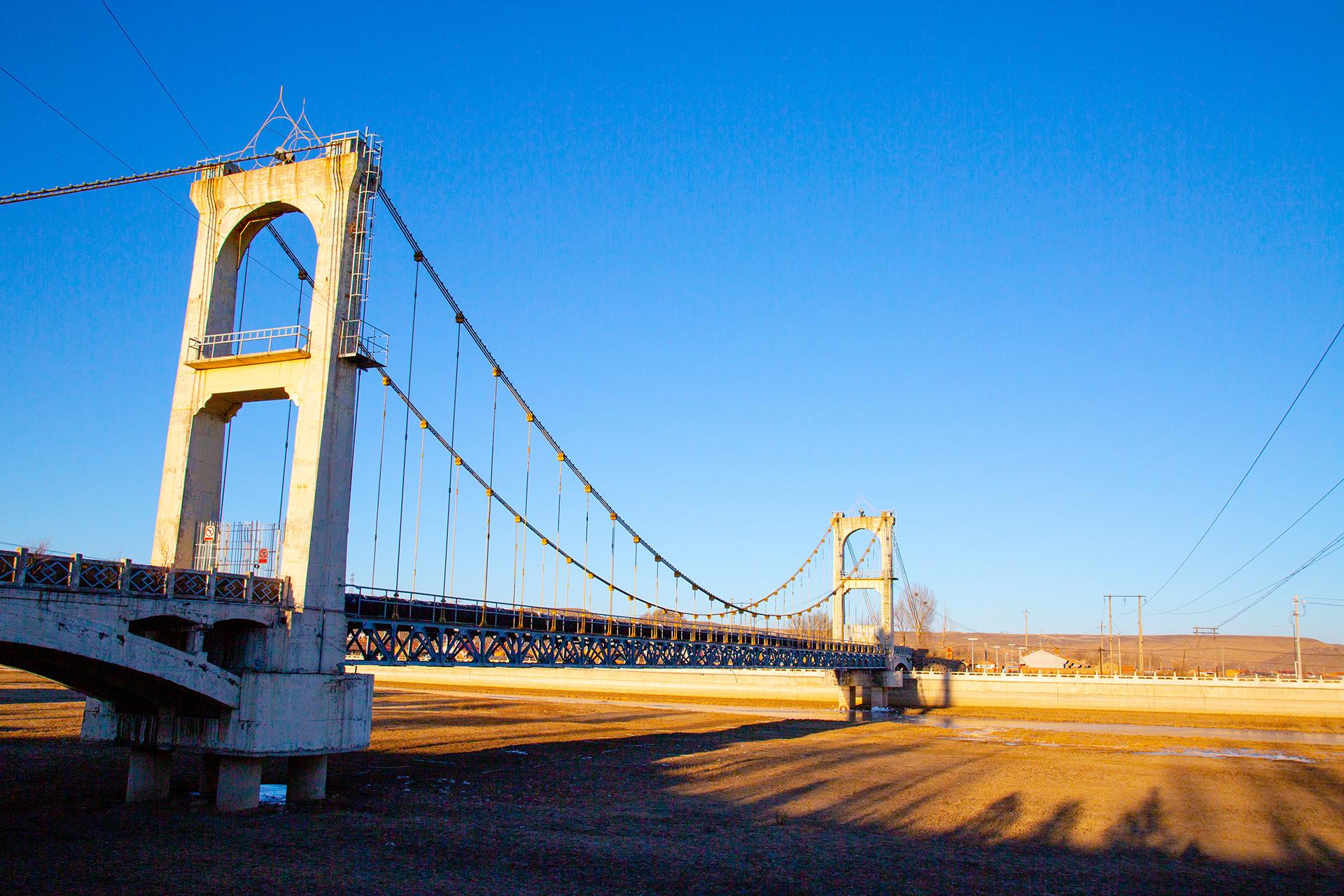  br>拍摄时间:2023年11月 br>拍摄地点:内蒙古丰镇市 br>路遇一座桥