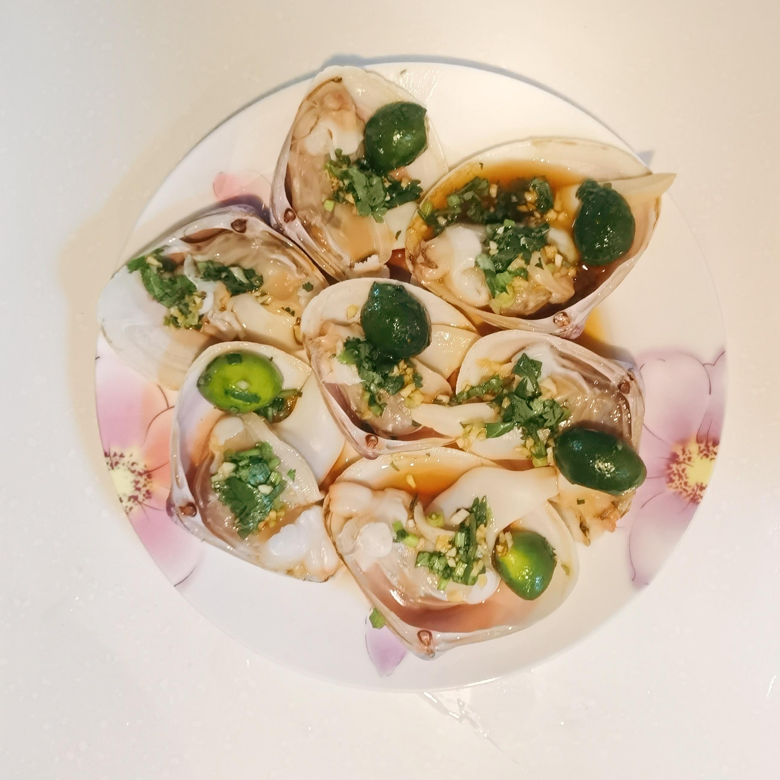 烧一大锅开水,水开后放贵妃蚌,开口后再煮10秒钟,盛