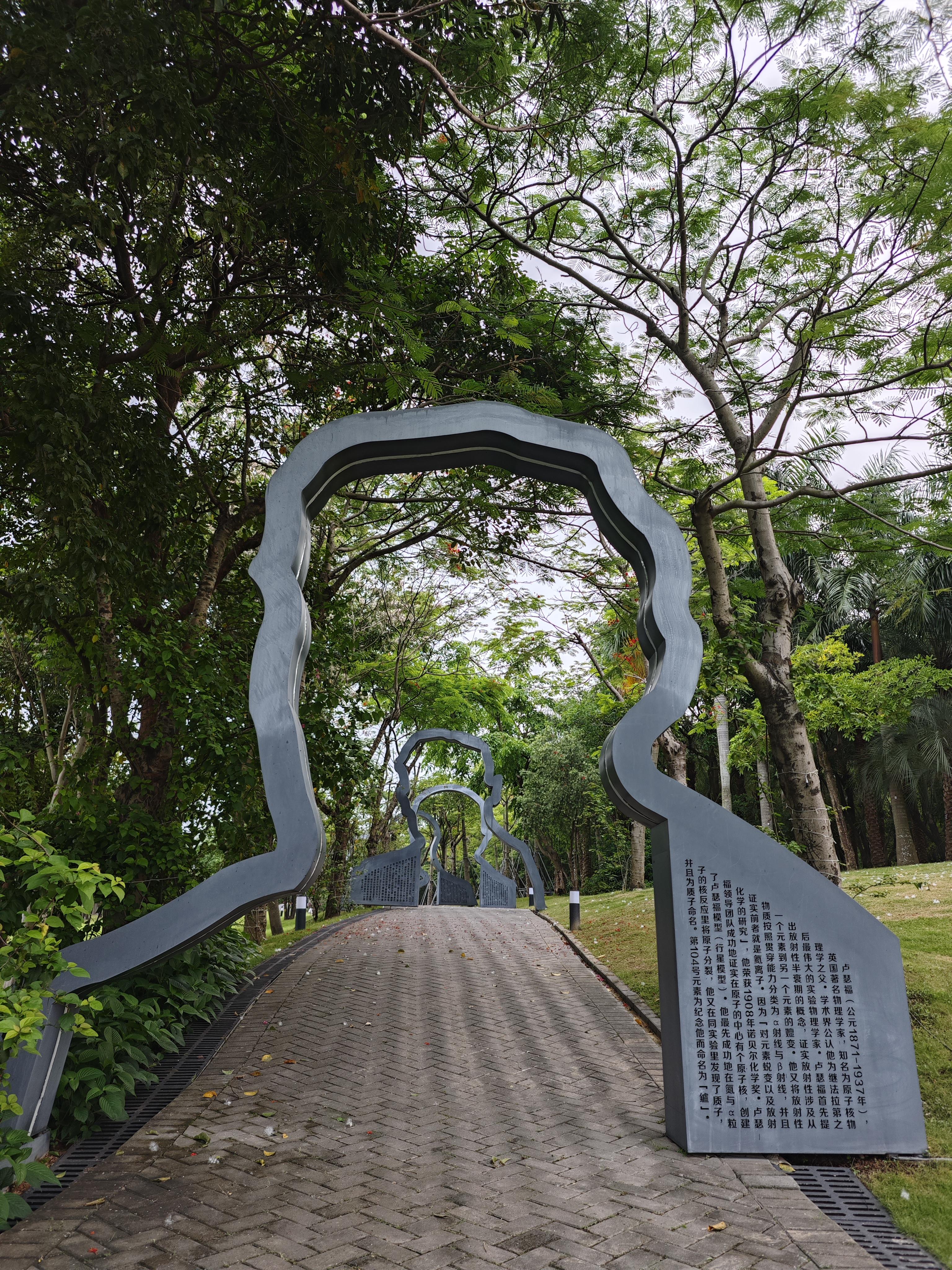 八戒疏忽撕碎了一页经书,唐僧愧疚,心疼不已,孙悟空哈哈一笑:天地