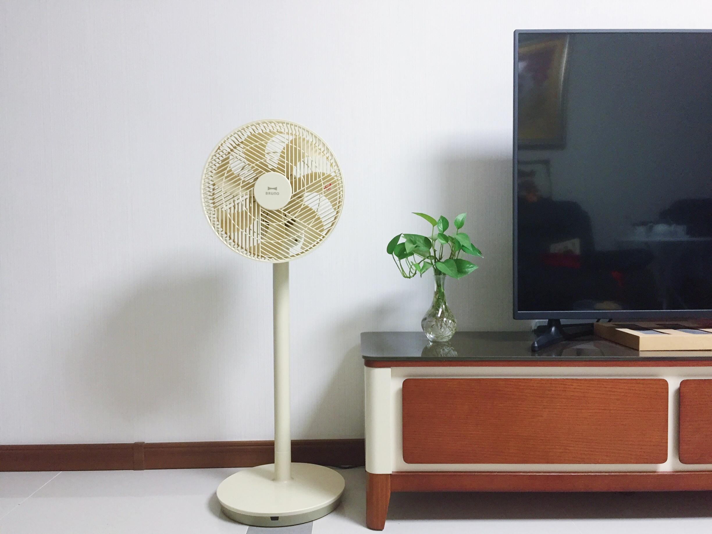 夏天每次我俩在争论是开空调还是开风扇的时候,总会想