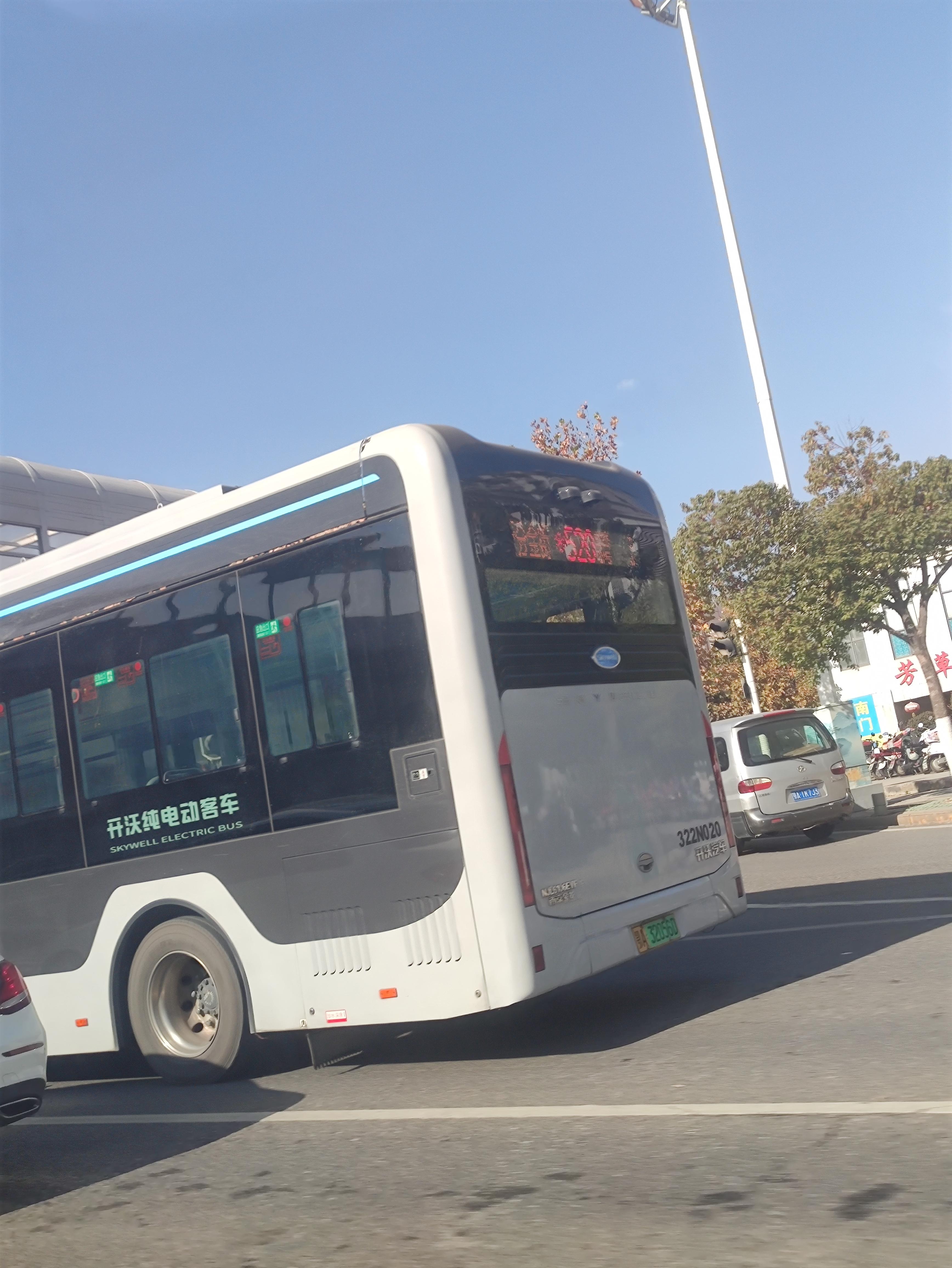 笑嘻西 的想法: 工地牛马日记05 | 去公司的路上看到了辆520公交车