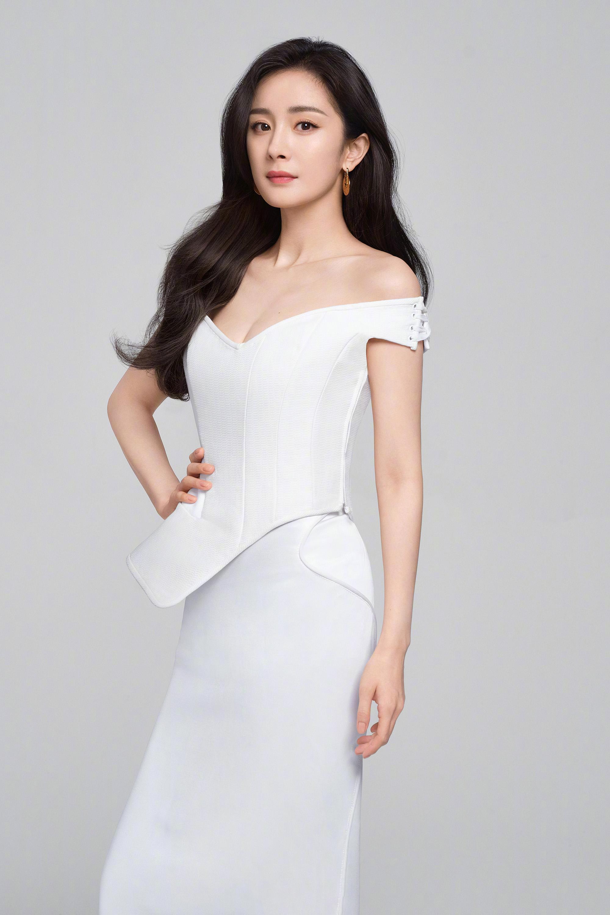 杨幂如一道亮丽的风景线,白色鱼尾礼裙摇曳生姿,仿佛海洋中的