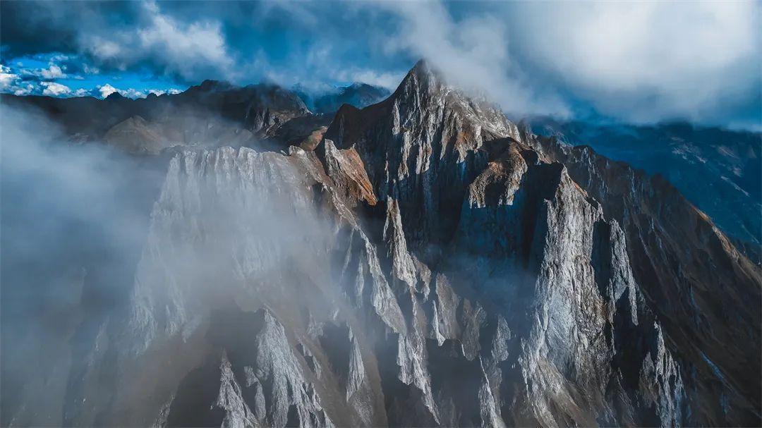 怒江之山亦怒云南怒江孔雀山孔雀山四季各有其美初春残雪映着夕阳是