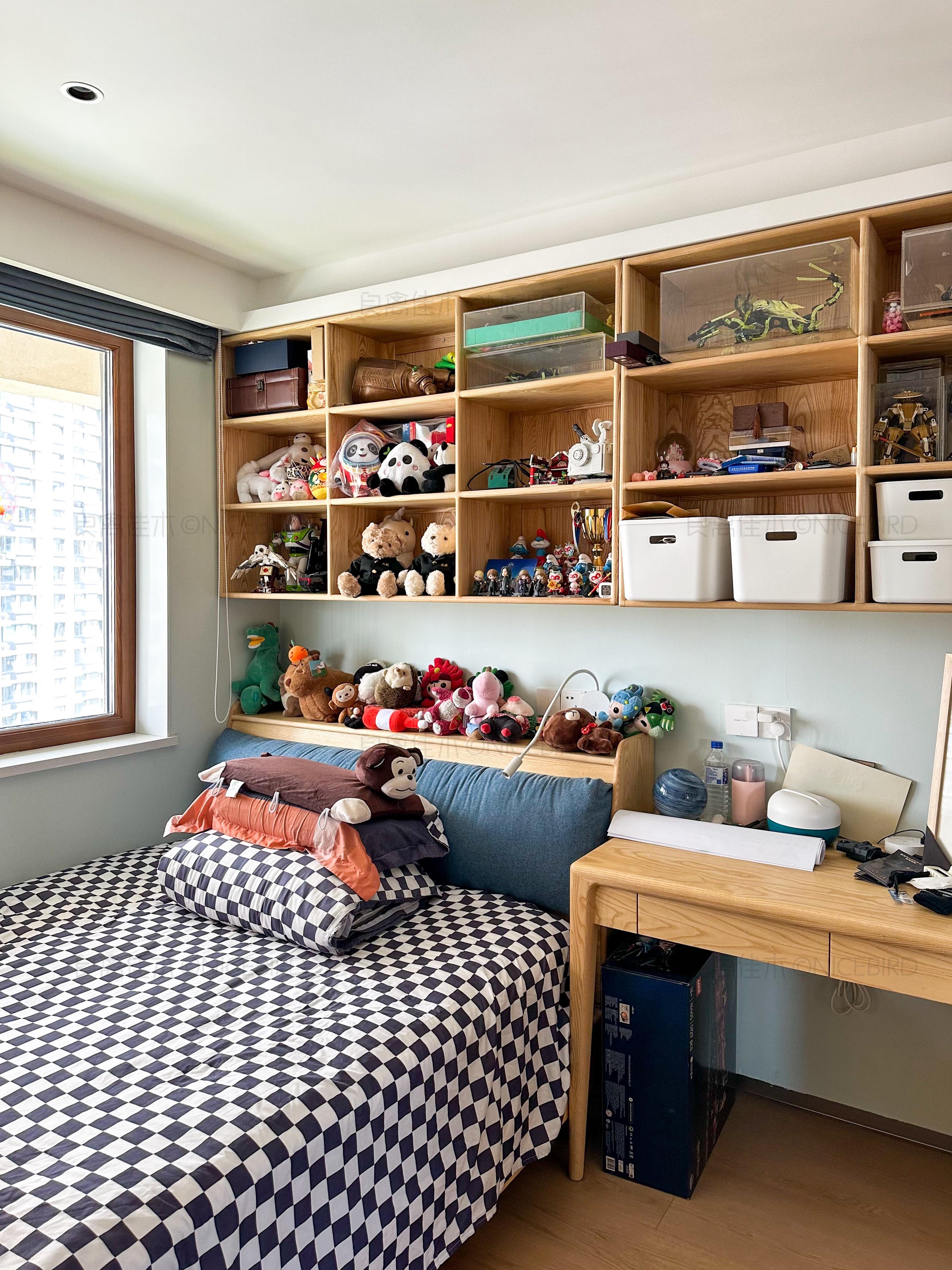 木匠小强 的想法: 10平米的儿童房,巧妙利用床头做了一面书柜 书桌的