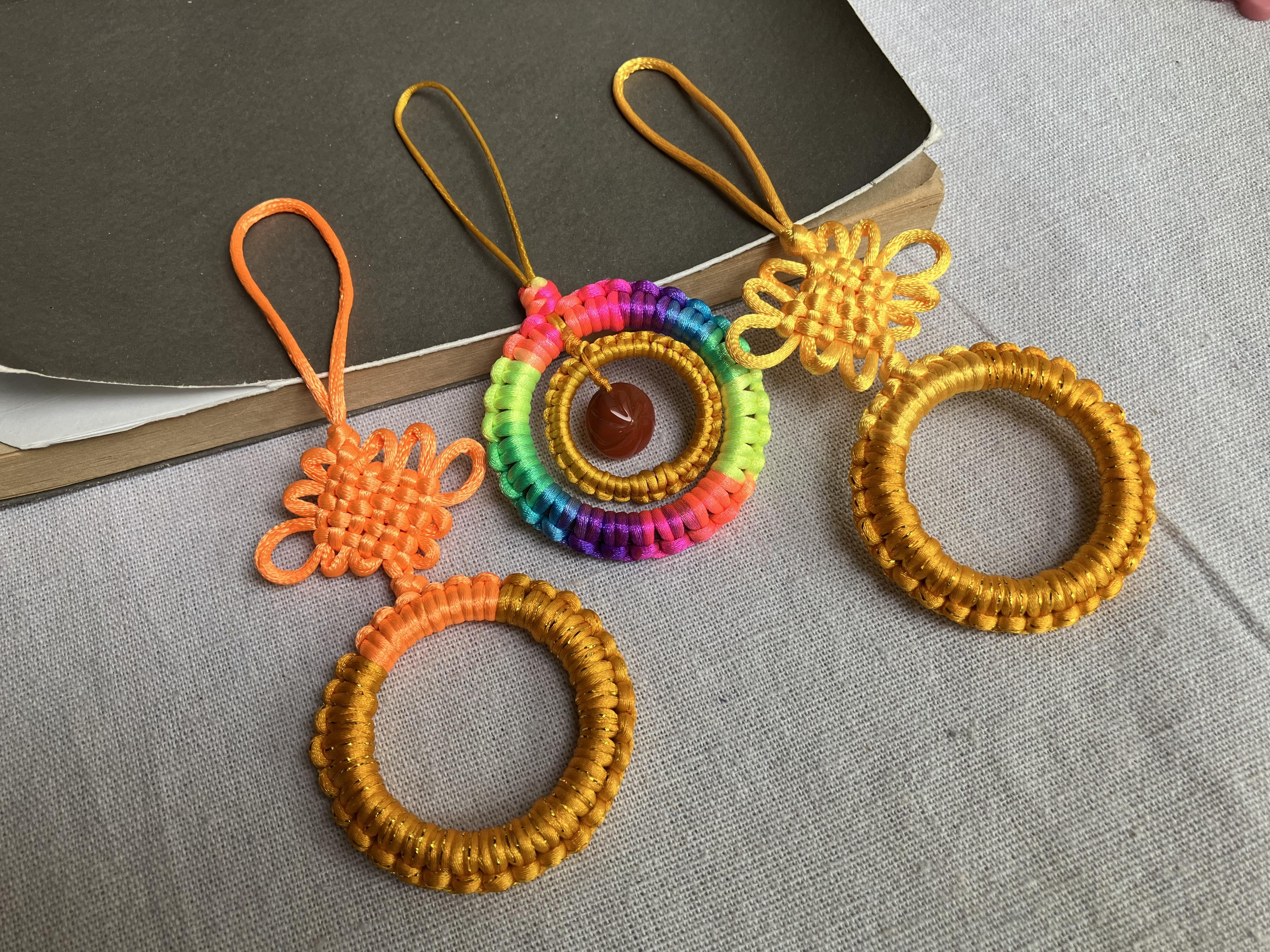 姐姐13岁,不到2分钟就学会雀头结,学会后就绕着圆环安静编织起来