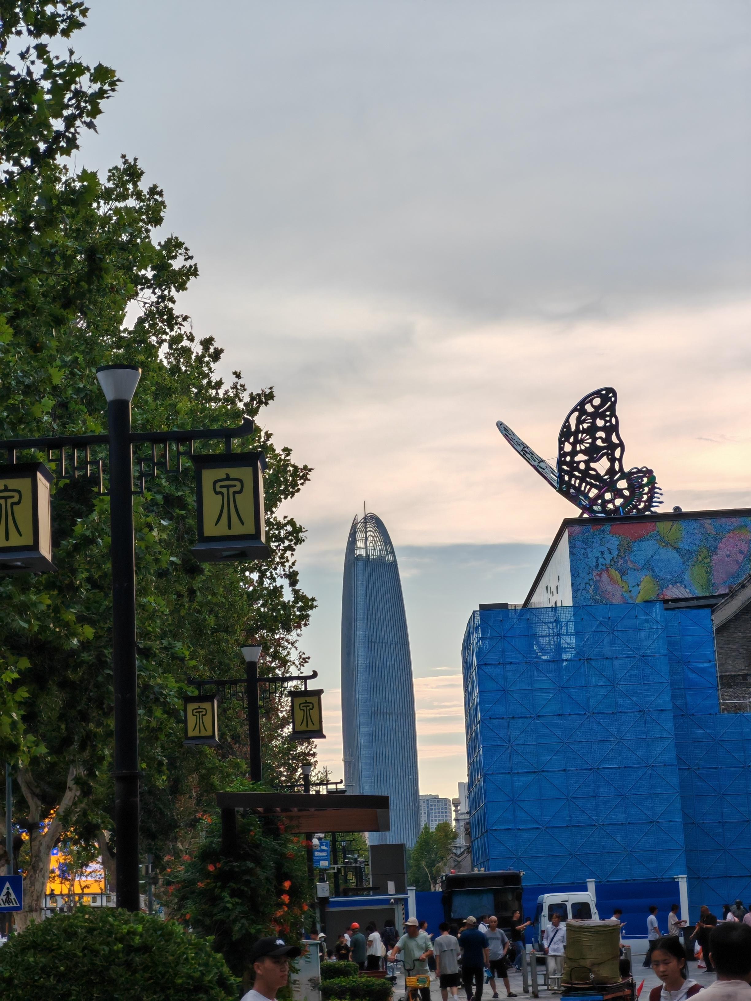 鲁春秋 的想法: 泉城地标大地之根的独特魅力