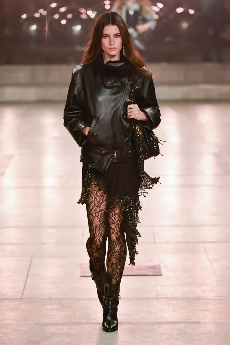 朋克风回归:巴黎t台上的摇滚混音时尚