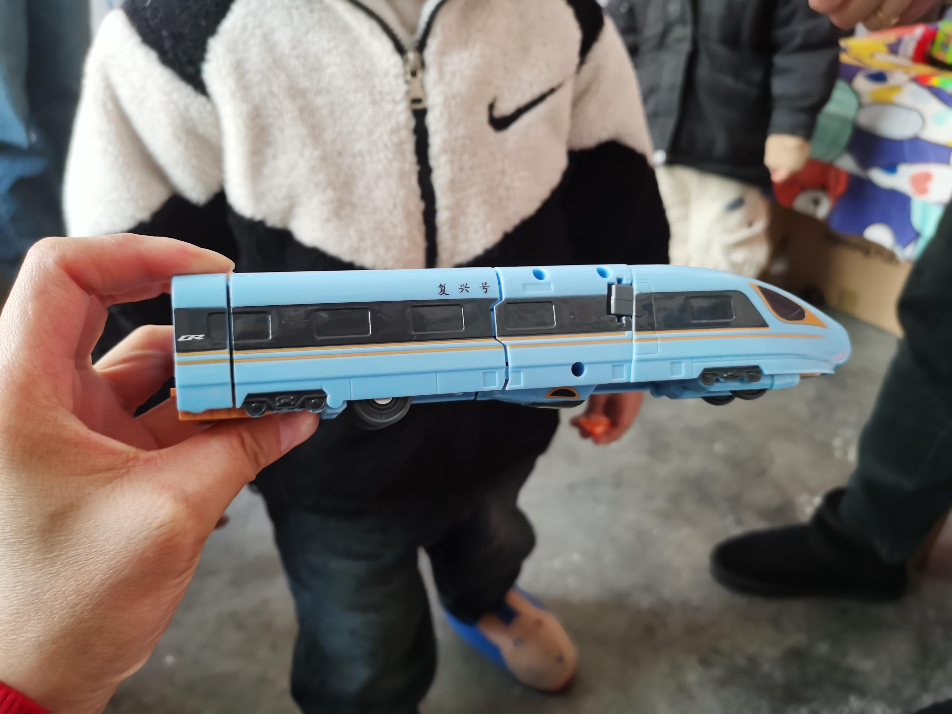 好奇怪哦 #关于车的新年愿望 家里小朋友的玩具车很大,我想拥有一辆我