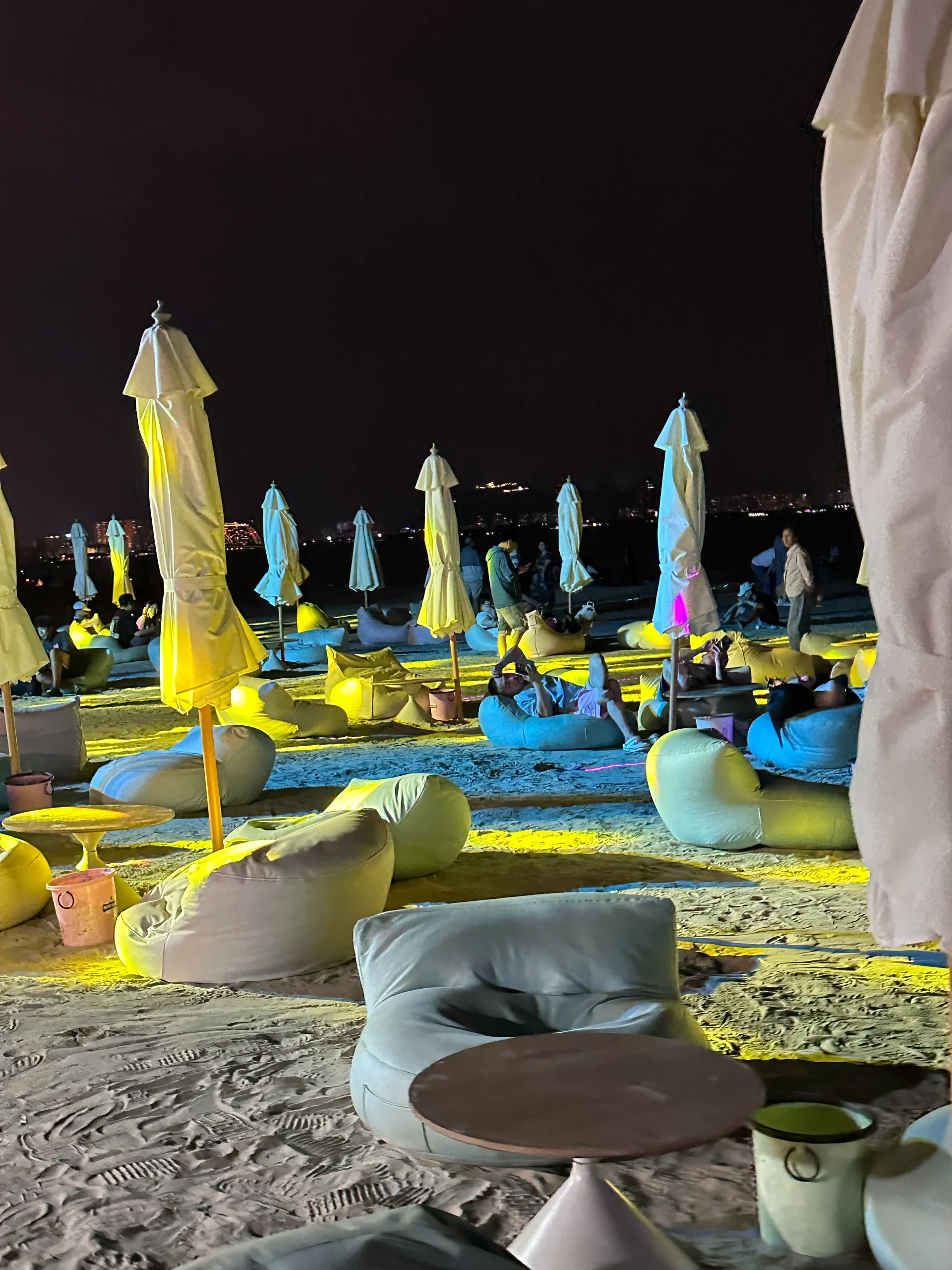 别打扰我睡觉 的想法: 三亚的椰梦长廊在晚上格外迷人,灯光璀璨,海风