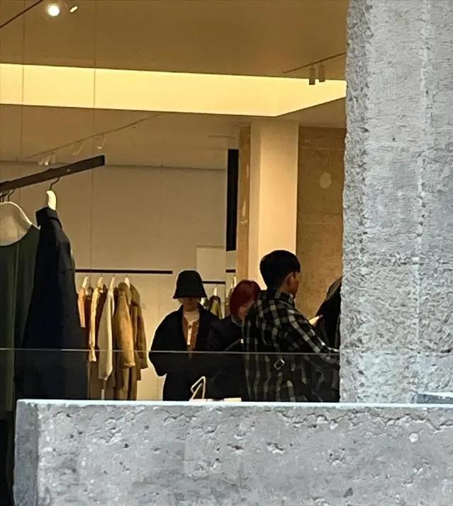 赵丽颖和男友国外逛街被拍