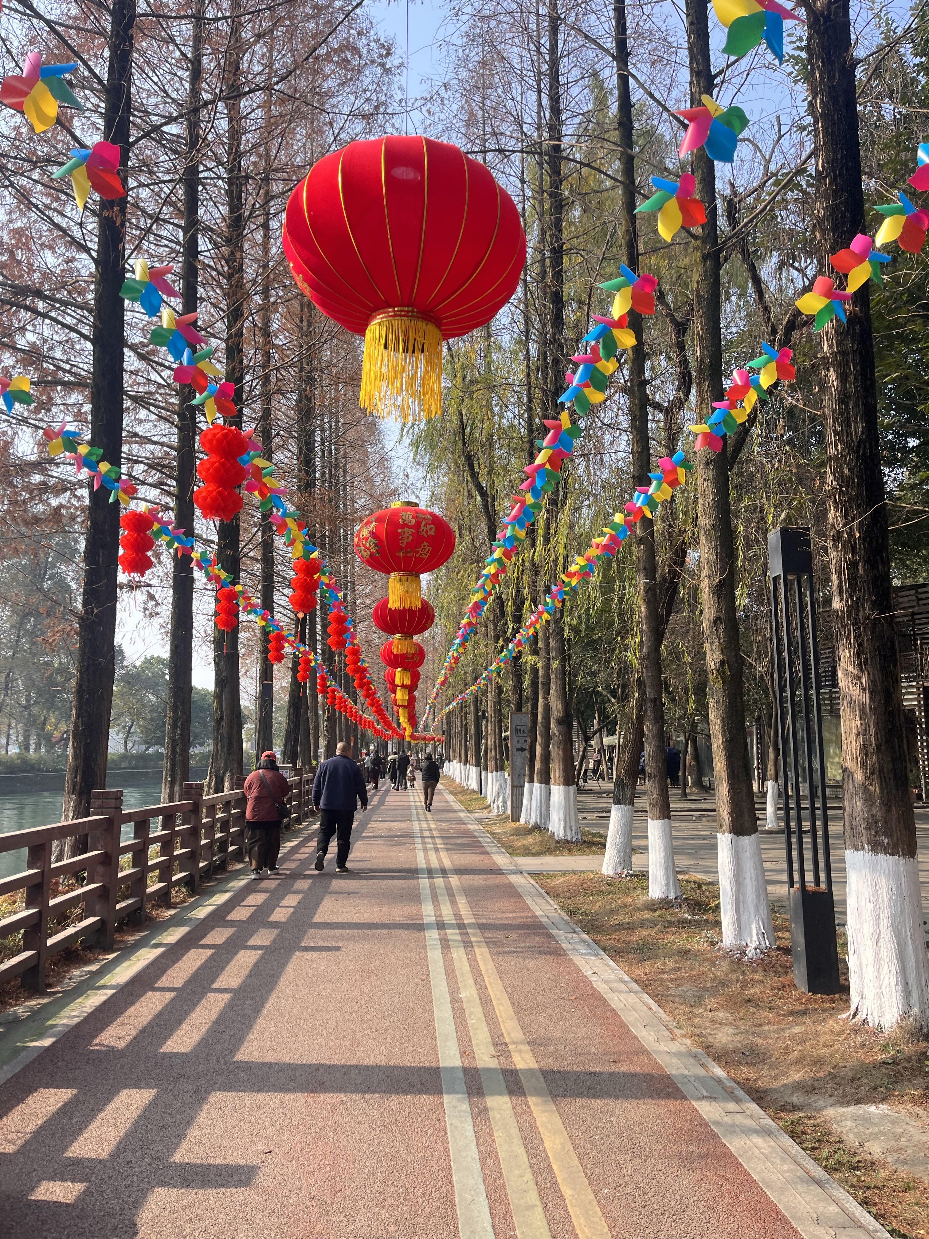 郫都区蜀绣公园位于成都市郫都区安靖镇,北邻新都