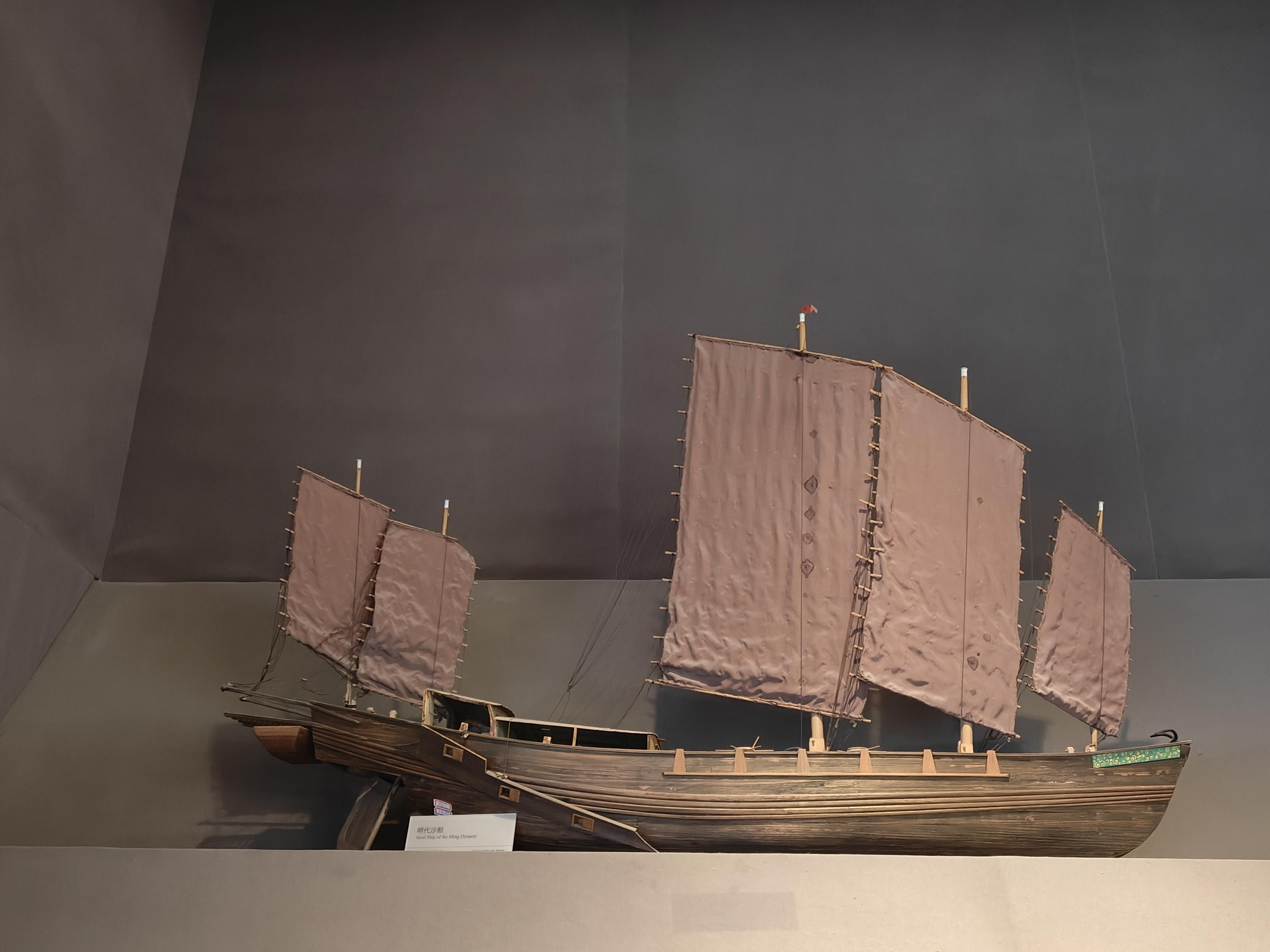 古船博物馆陈列了从海底挖出的古船,腐烂木头的气味