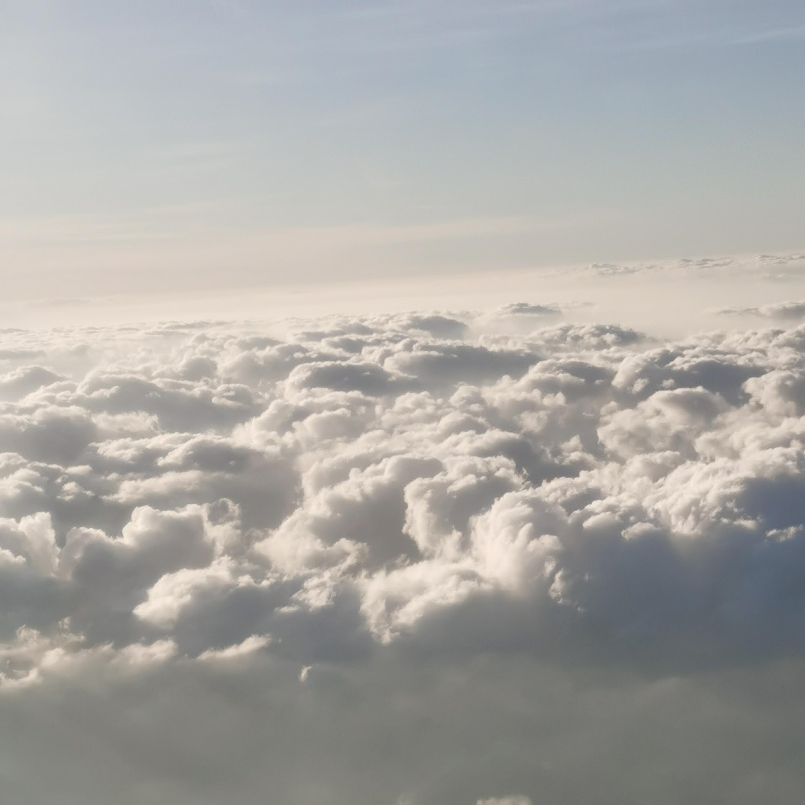 云层形成的雪山比现实