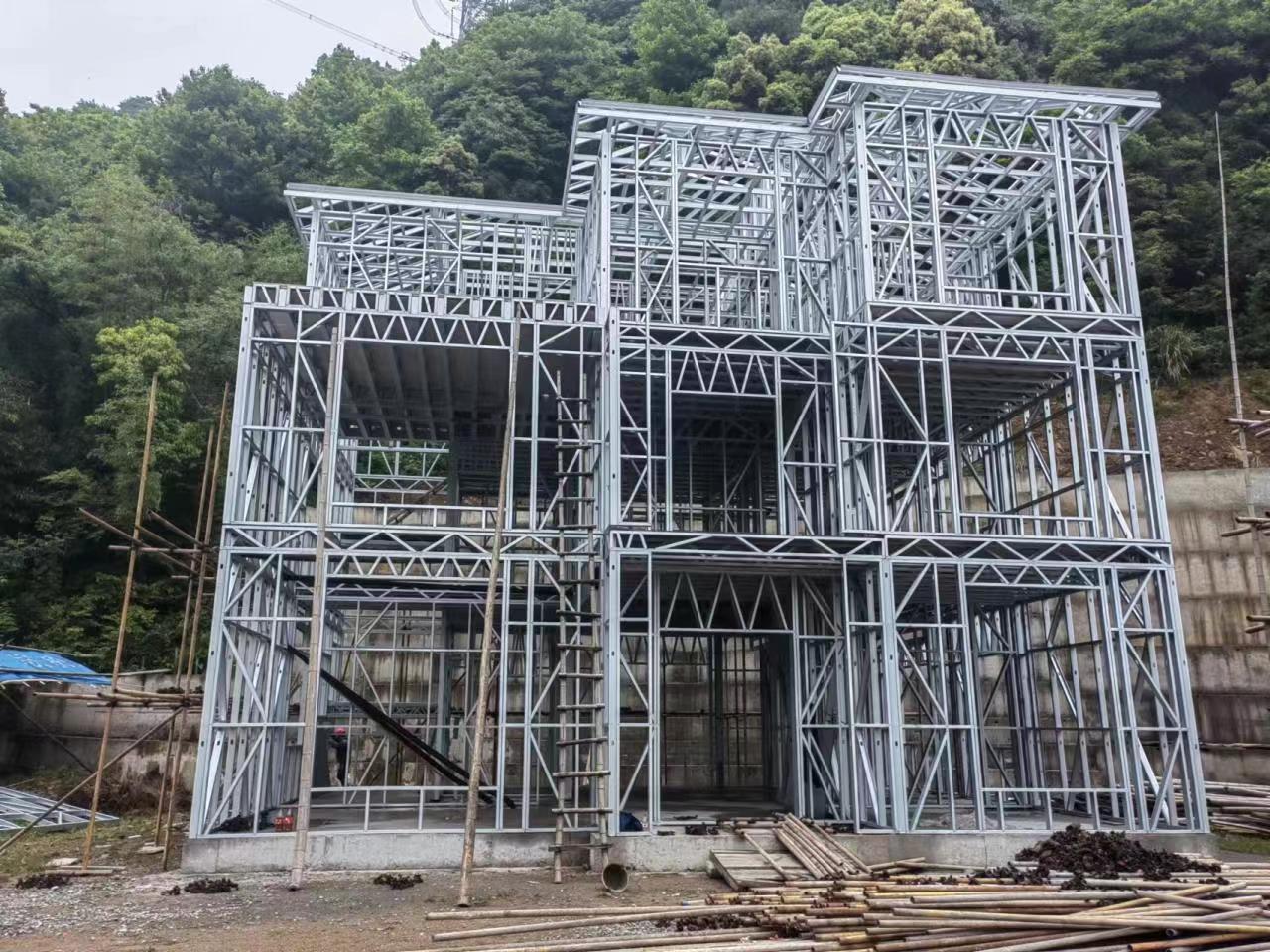 在农村建房,或者房屋改造用砖混好还是用轻钢结构中的钢混结构好?