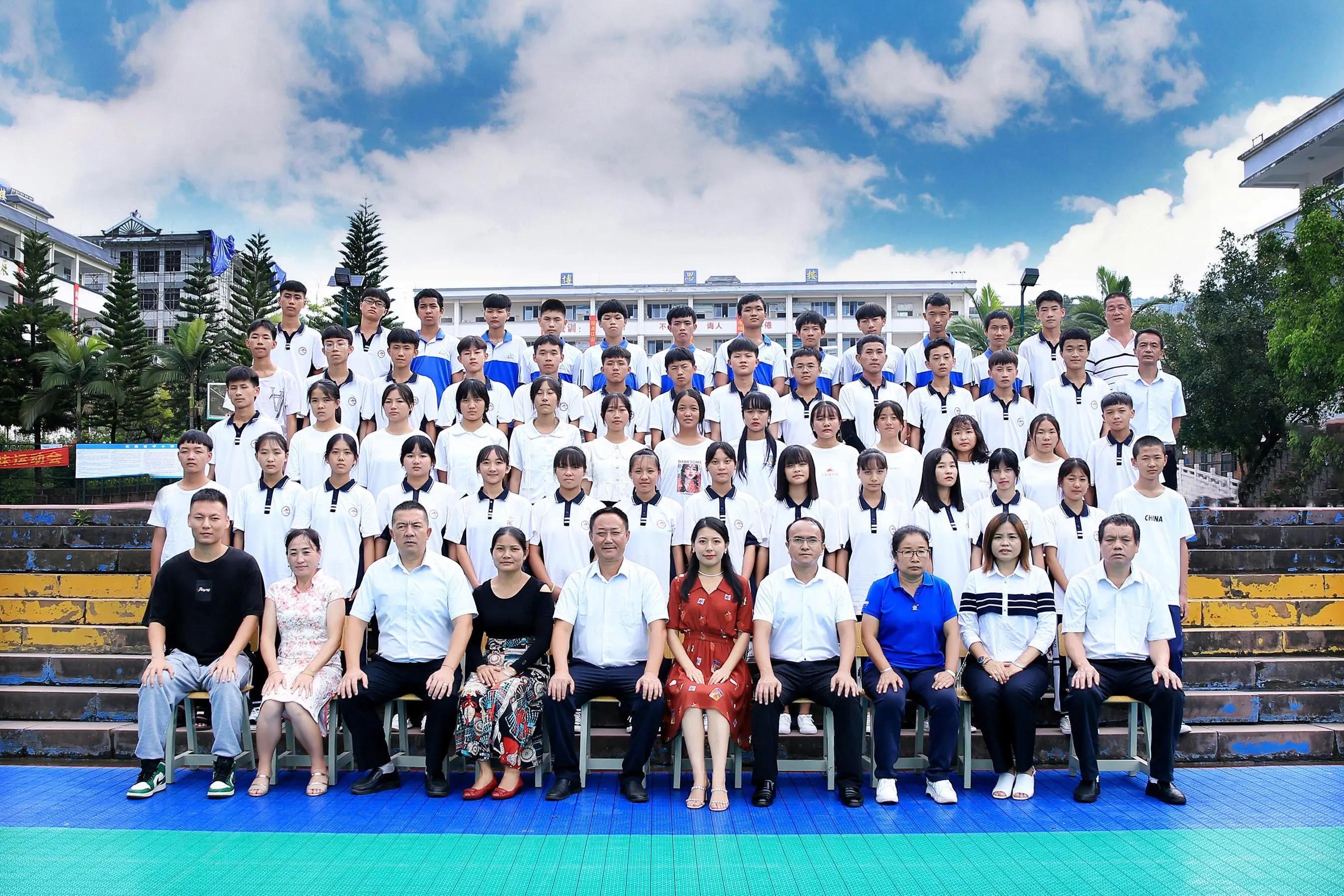 学生毕业合影留念照片,坐在第一排的学校领导能不能站在最后一排吗