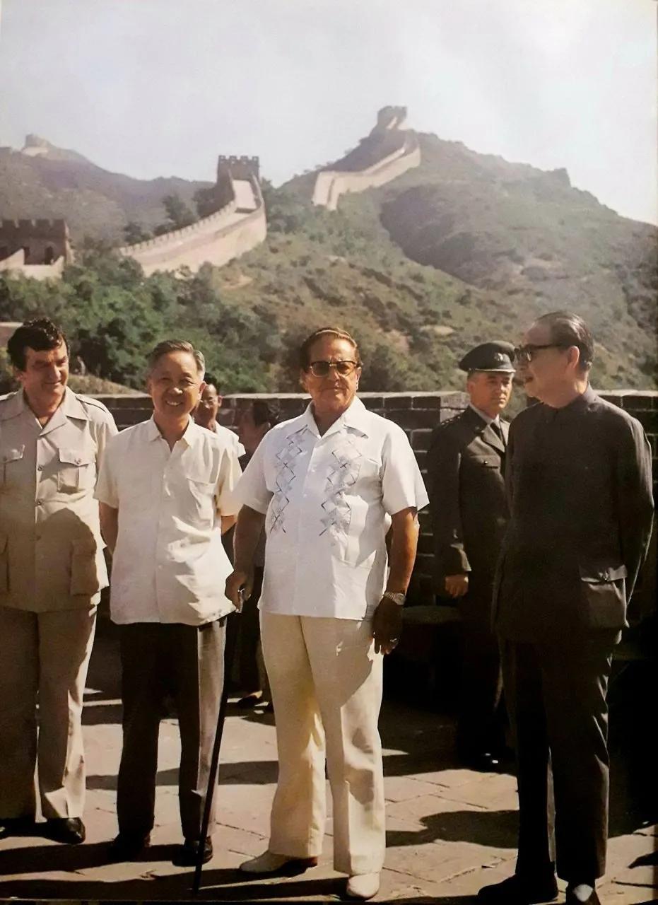遇见最美河南 的想法: 这是1977年铁托访华时的一张珍贵照片。当时已经八十五岁高龄的铁托精神抖擞，在工作人员的陪同下参观了长城，并充满兴致地 ...
