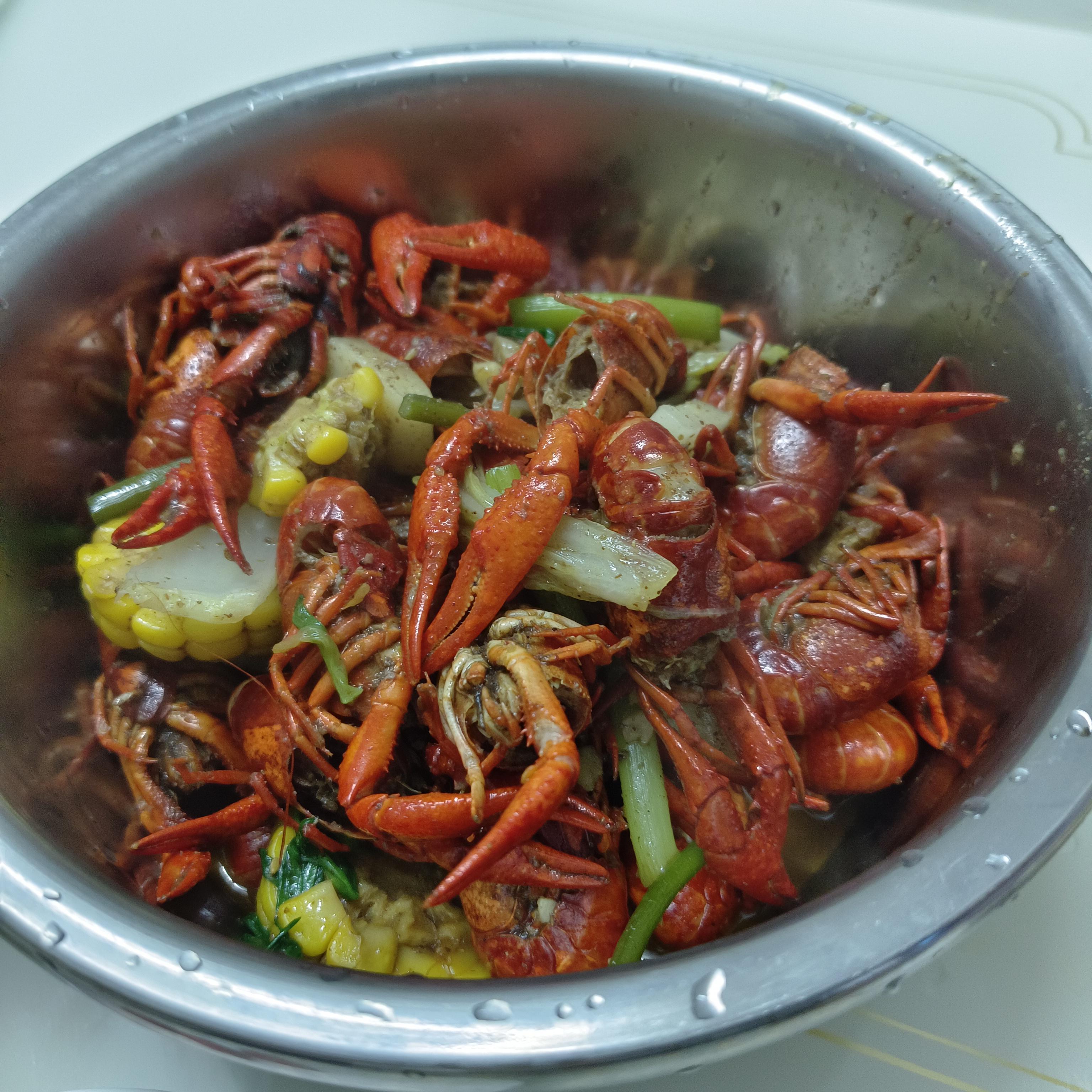 米可 的想法: 自制美食 | 自己煮小龙虾,我喜欢放点年糕,玉米,娃娃菜