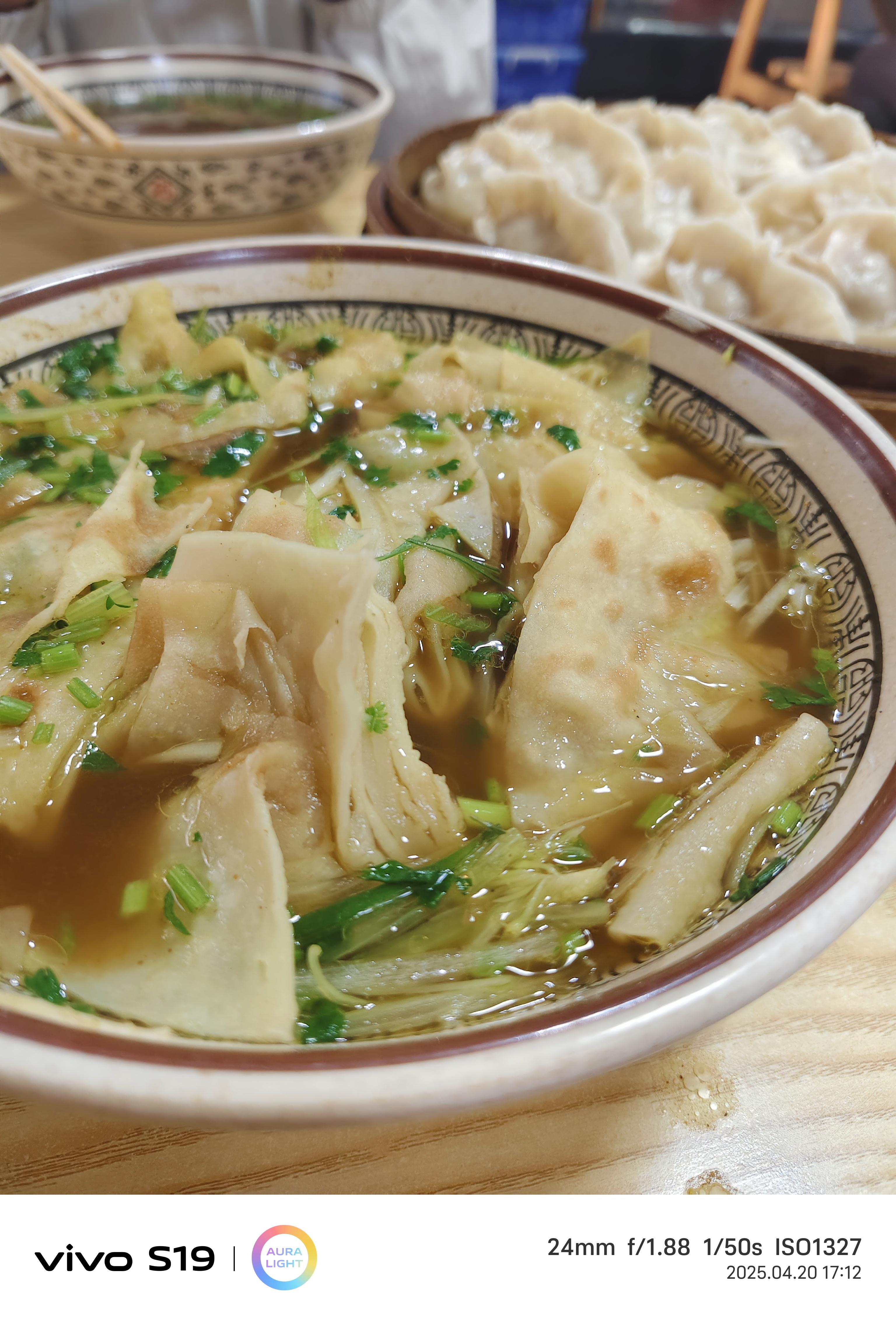 一大碗牛肉罩饼才要13元,一大屉蒸饺才要16元,果然人间至味是清欢!