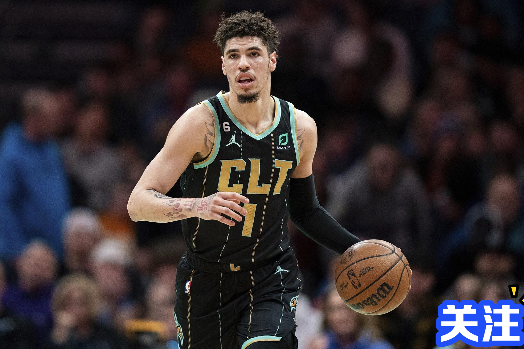 三球尽力局北京时间11月6日黄蜂客场挑战独行侠黄蜂三球鲍尔发挥抢眼