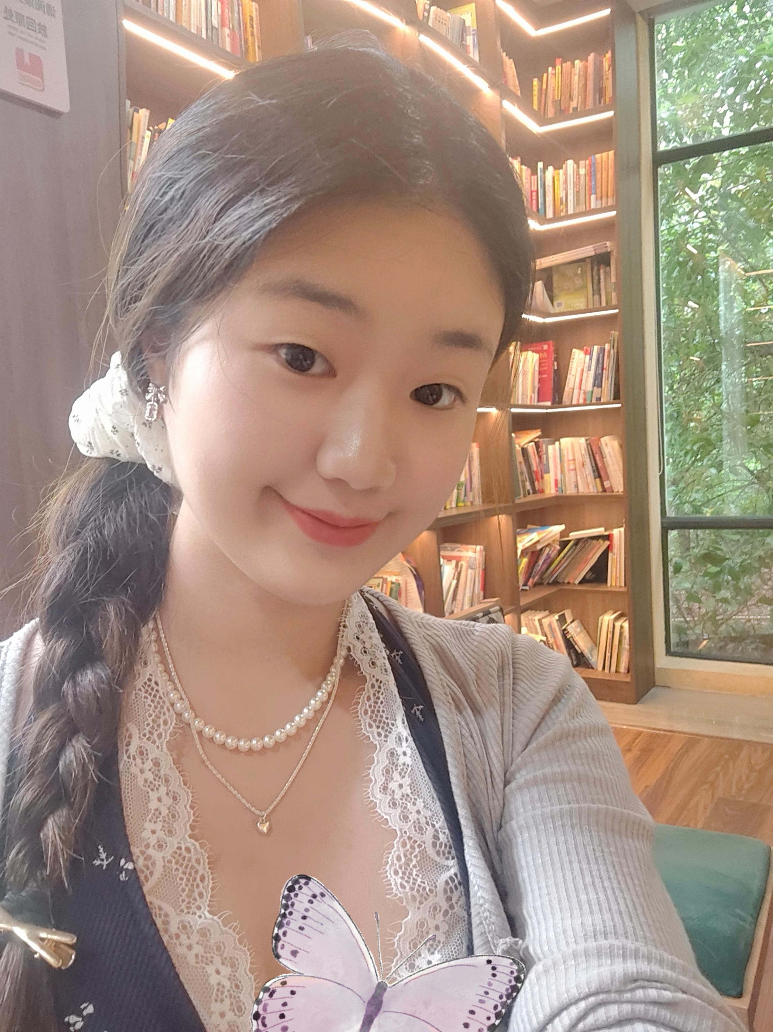 森林里的咖啡书房生活的惬意莫过于手边一扇书窗前