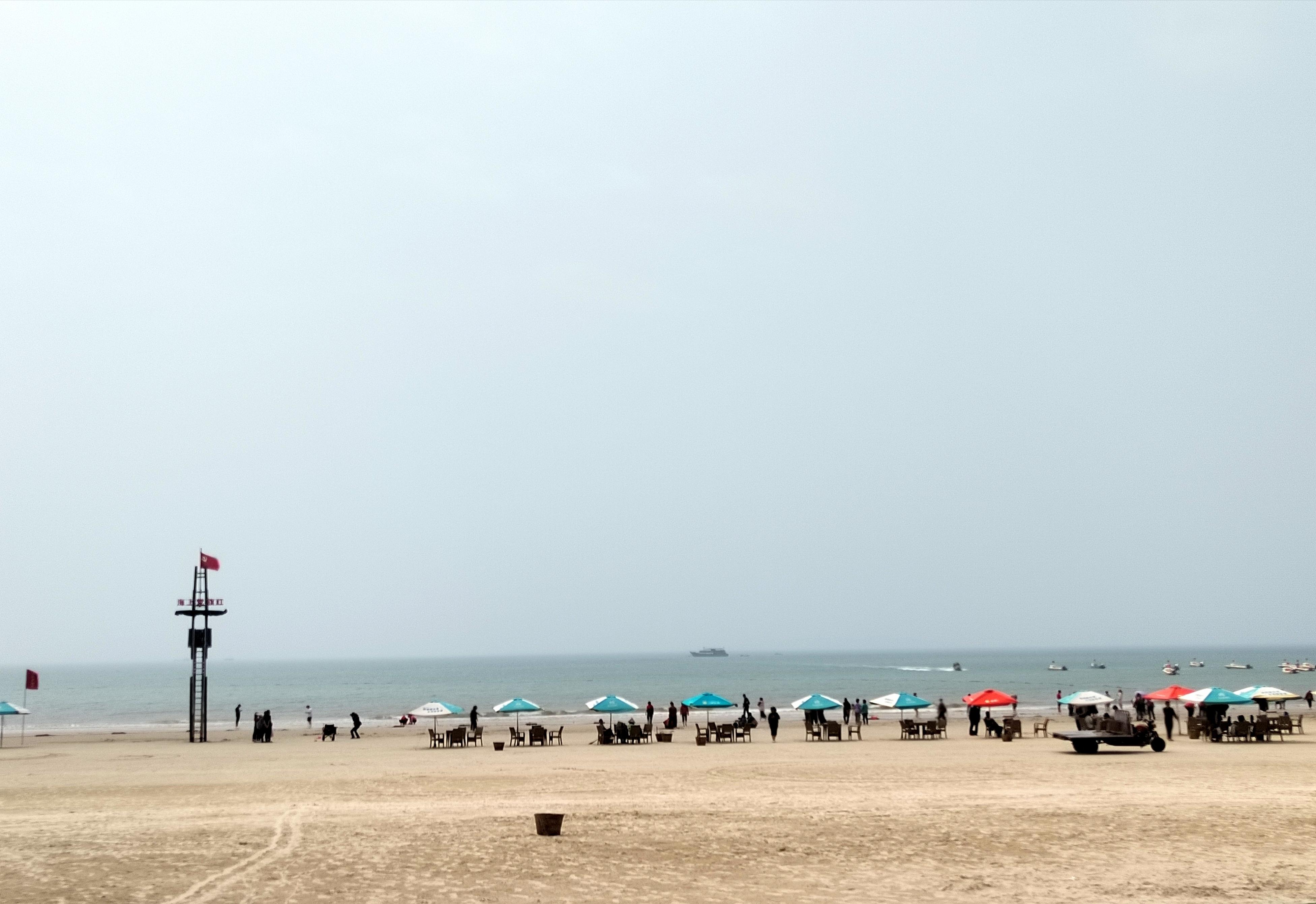 郭文平 的想法: 北海的金滩很漂亮, br>零星的渔船显得很有生活气息!