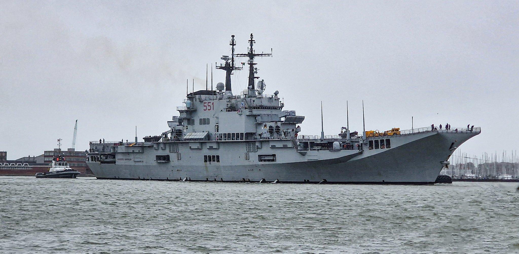 意航母访英近日意大利航母加里波第号到达英国朴茨茅斯港口