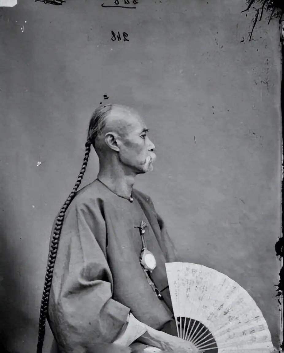 如果说清朝人和现代人有着什么区别,除了服饰之外那绝对当属夸张的