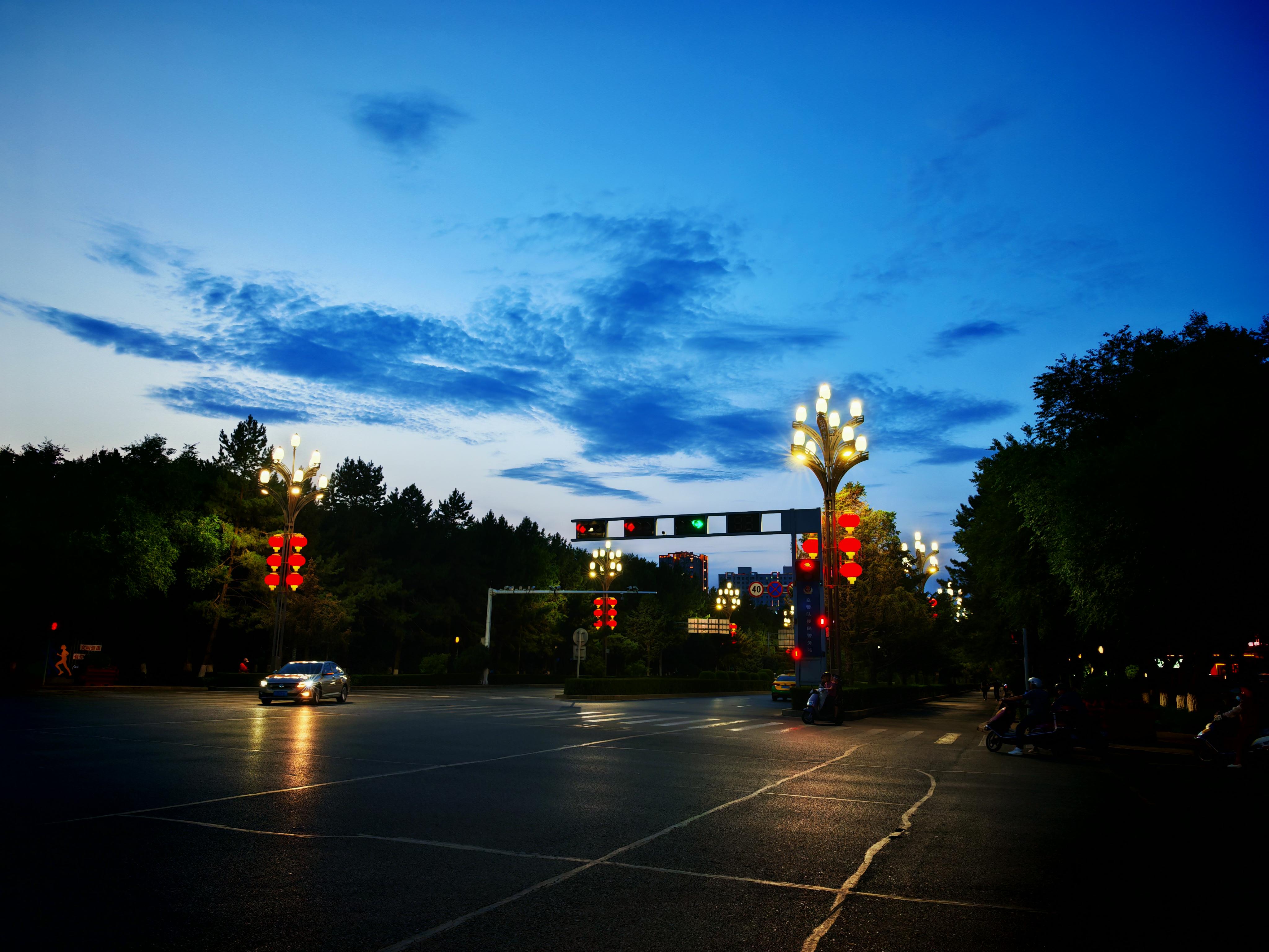 行知君 的想法: 内地早已天黑,新疆奎屯街头依然亮丽,拍摄于22:12