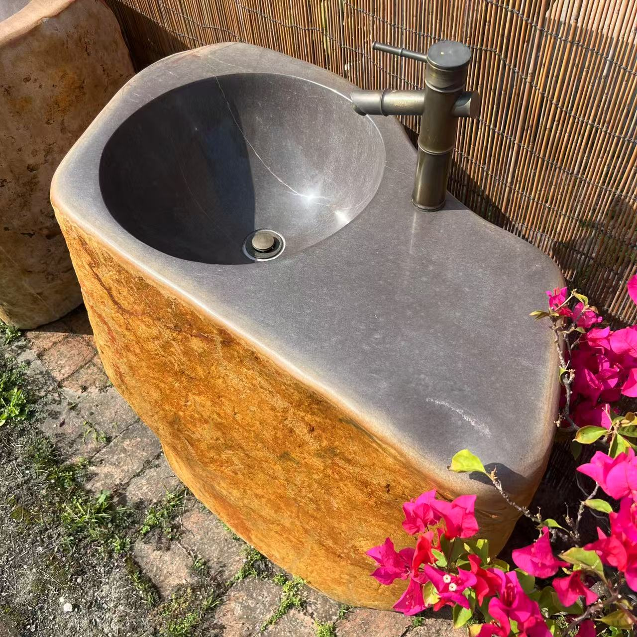 石语三友 的想法: 别墅花园庭院挑选 原石一体洗手盆怎么选