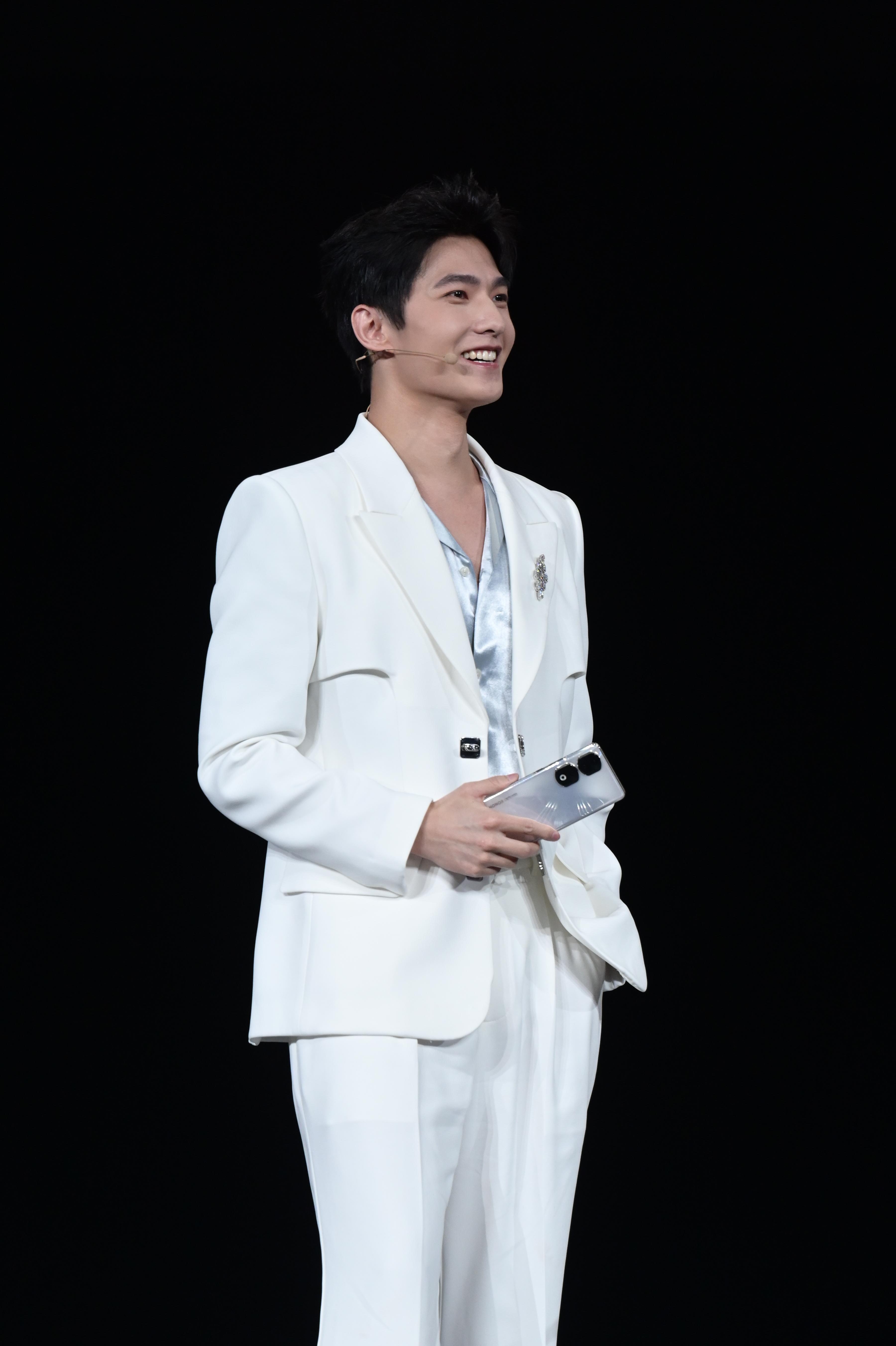 杨洋做荣耀90系列代言人真的很适合很给力很敬业也非常懂荣耀手机在