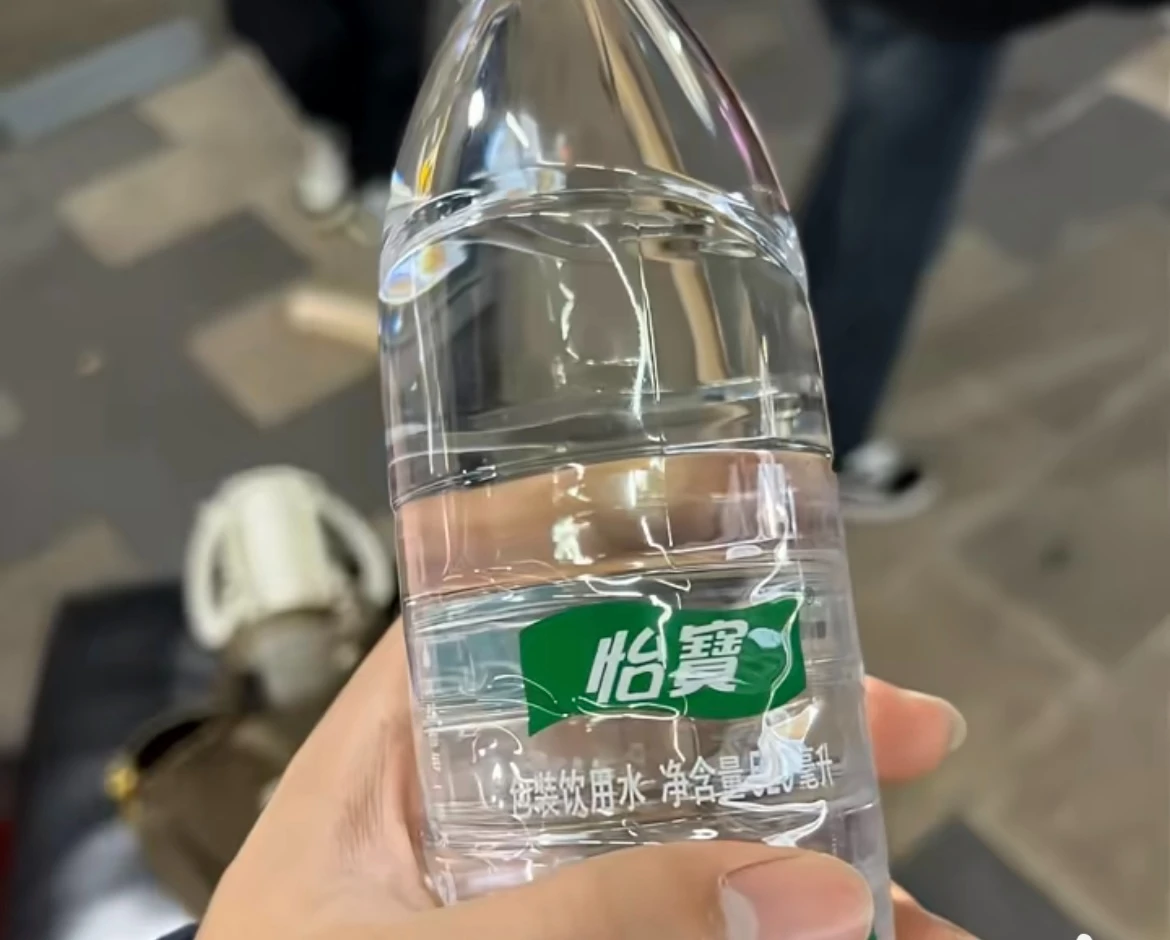 怡宝新包装热争议网友这是裸奔吧怡宝换新包装上了热搜有吐槽的也有