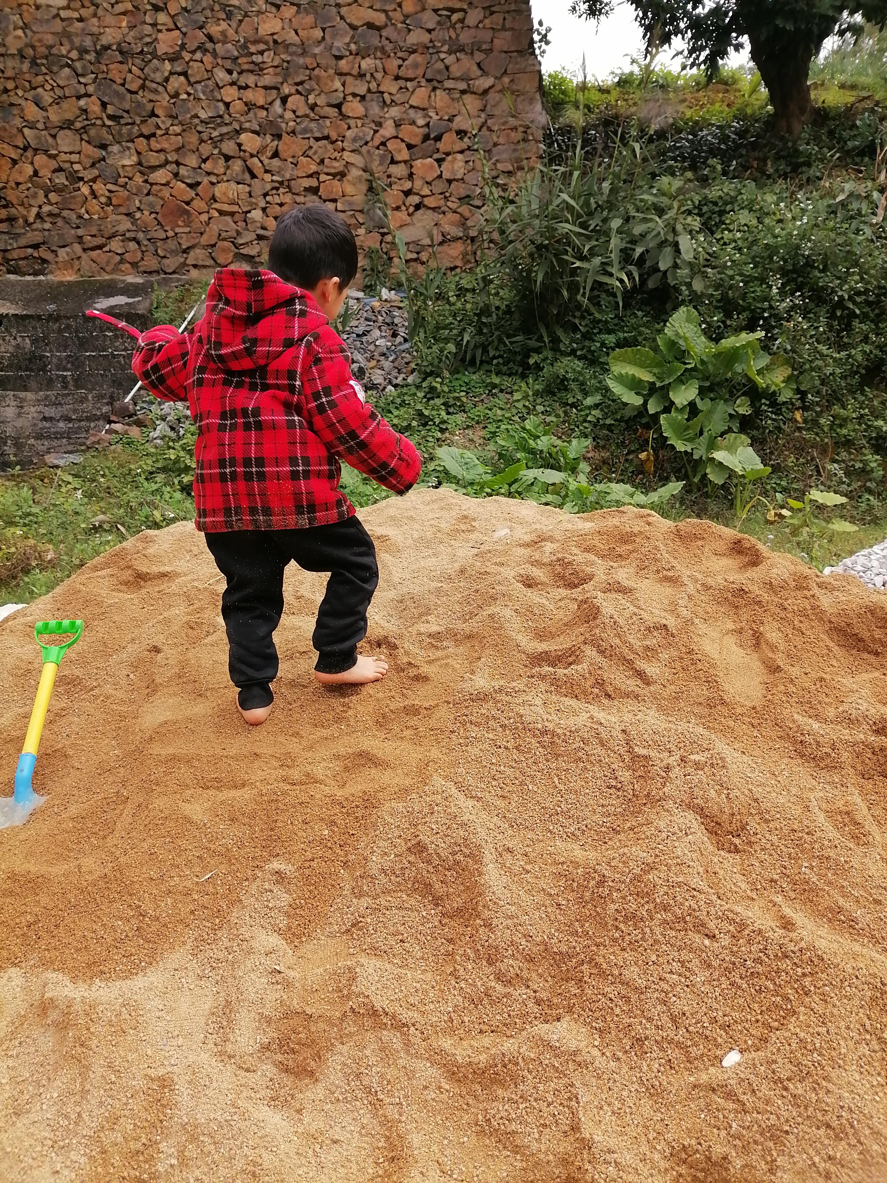 玩沙是小朋友都喜欢的项目小朋友面对一堆沙完全没有抵抗力直接冲上去