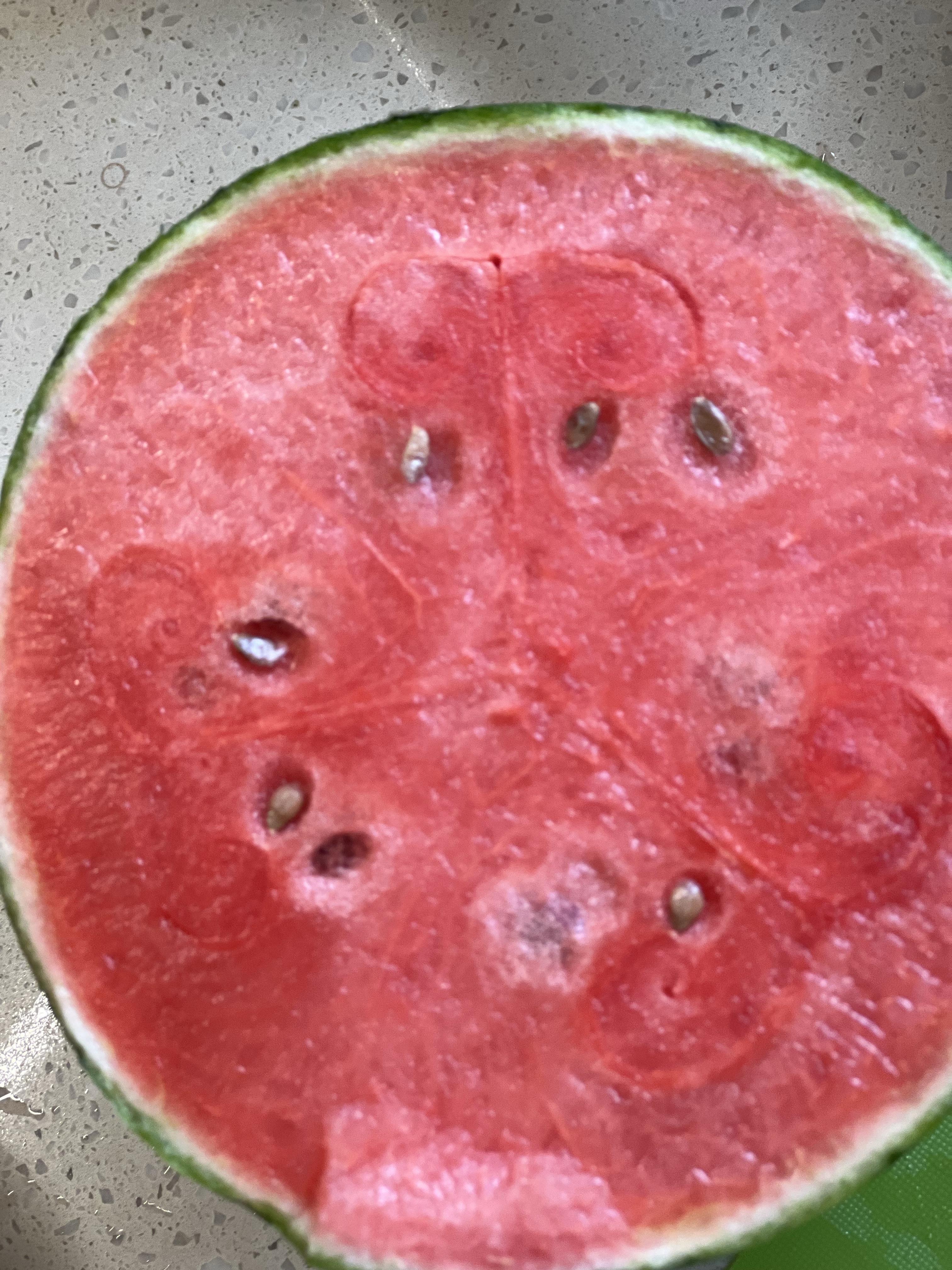 一款名为苏梦6号小糖丸西瓜,来自叮咚买菜,甘甜如饴,甜度一直在线.