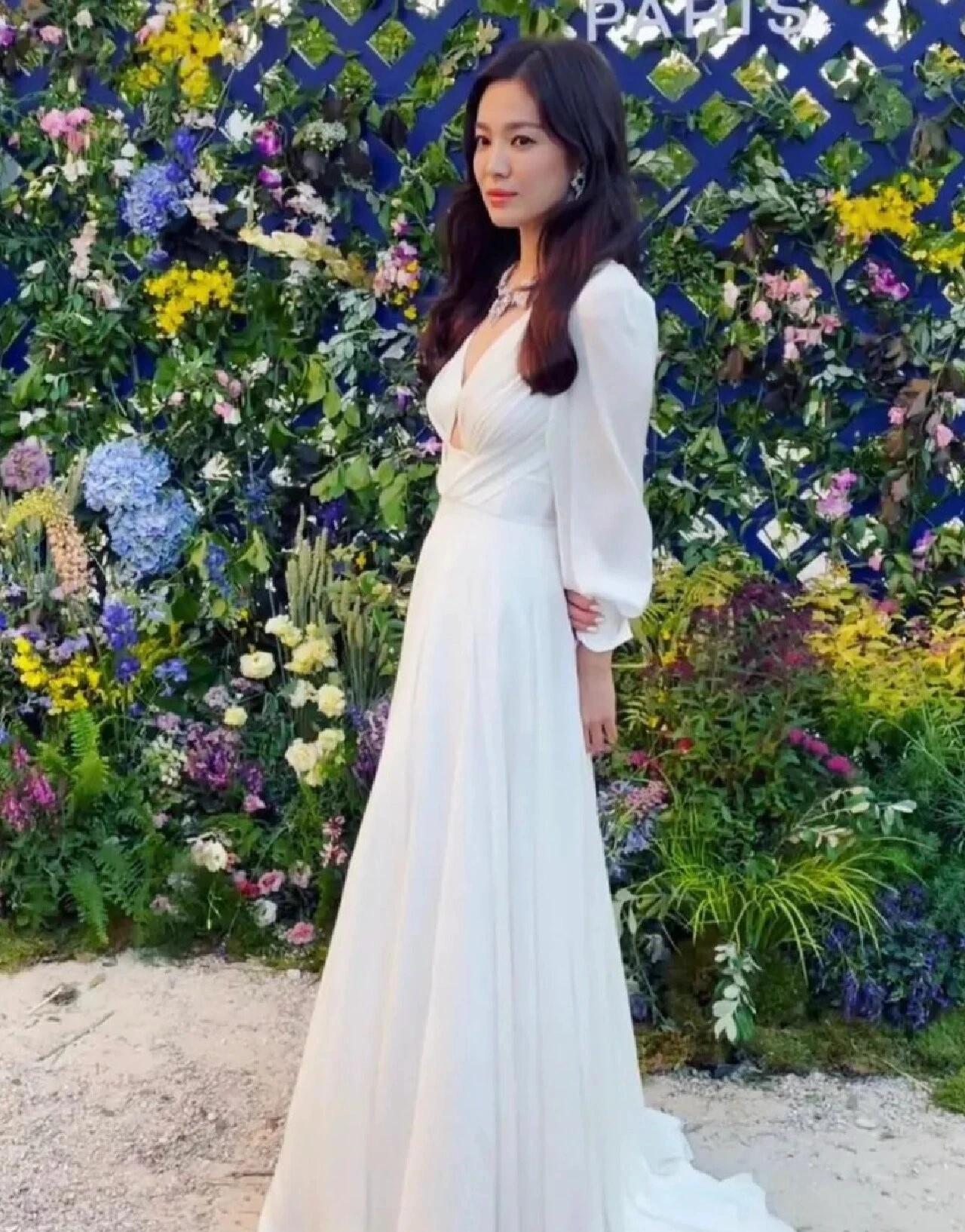 米娅 的想法: 宋慧乔 | 宋慧乔与小16岁的车银优亮相,穿搭高贵又性感