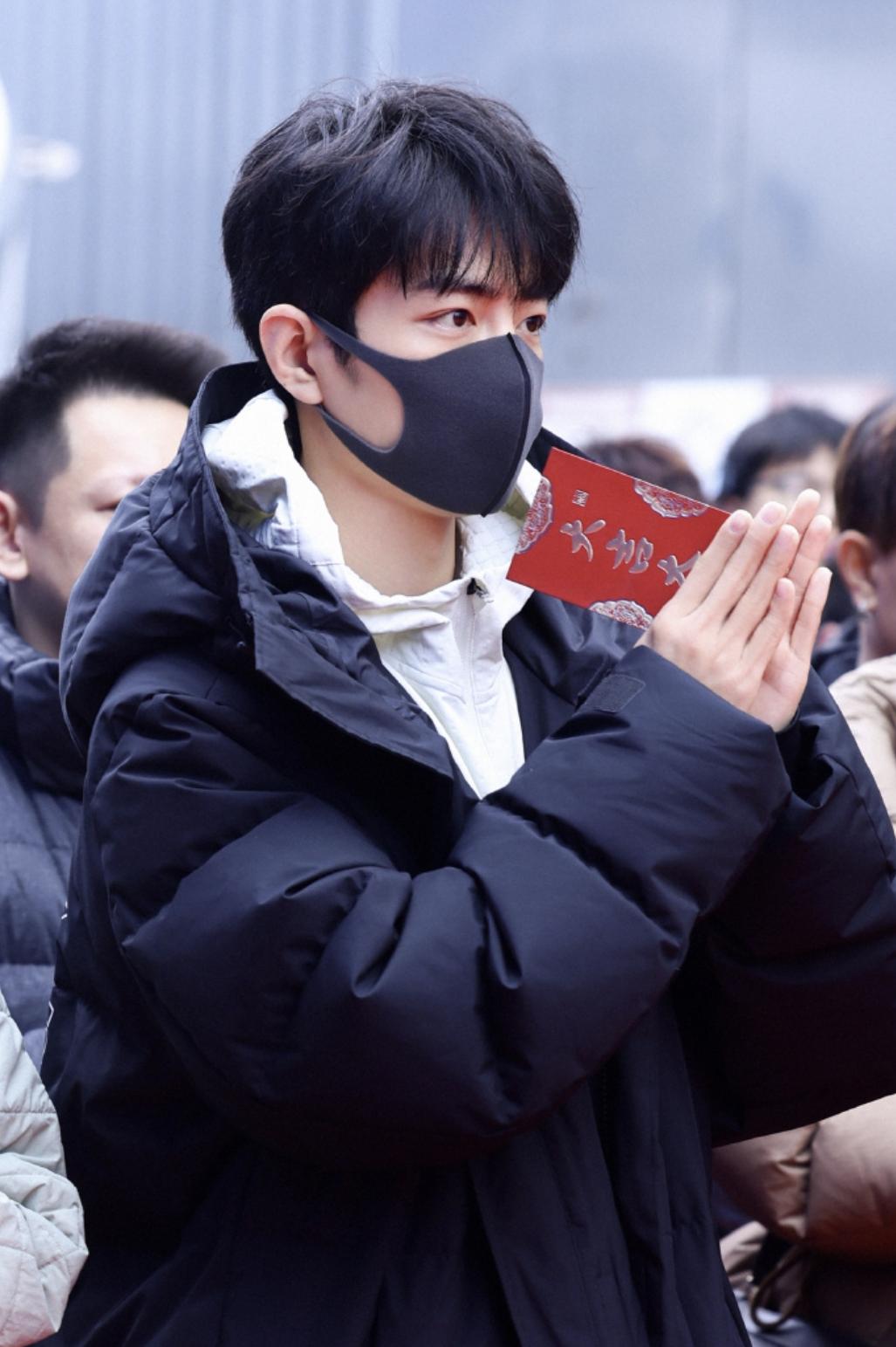  br>李宁啊,你家代言人太给力了,这一件李宁羽绒服在肖战身上从冬天挂