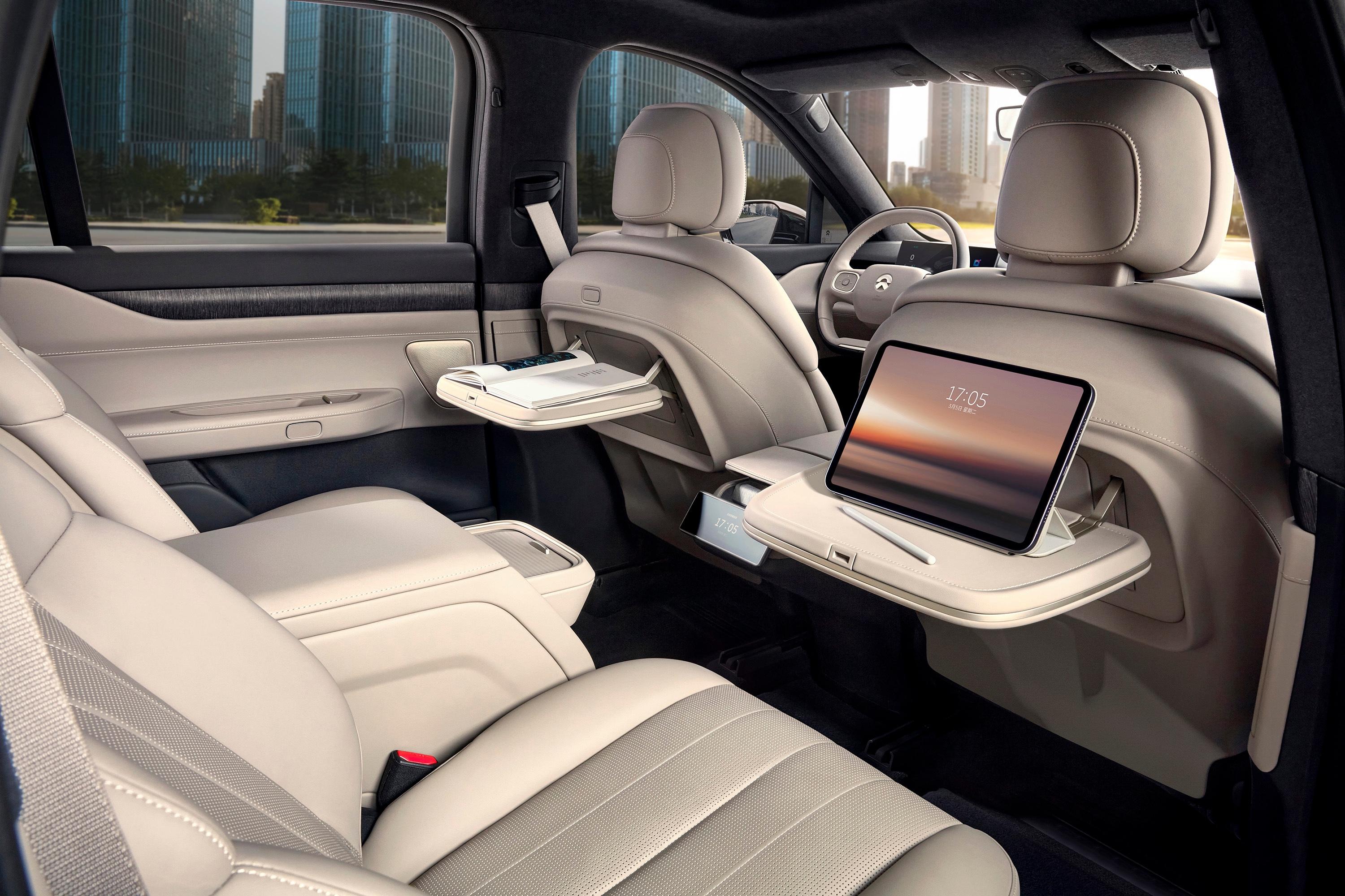 不1不2 的想法: 蔚来 es8 小桌板,左右两侧都支持