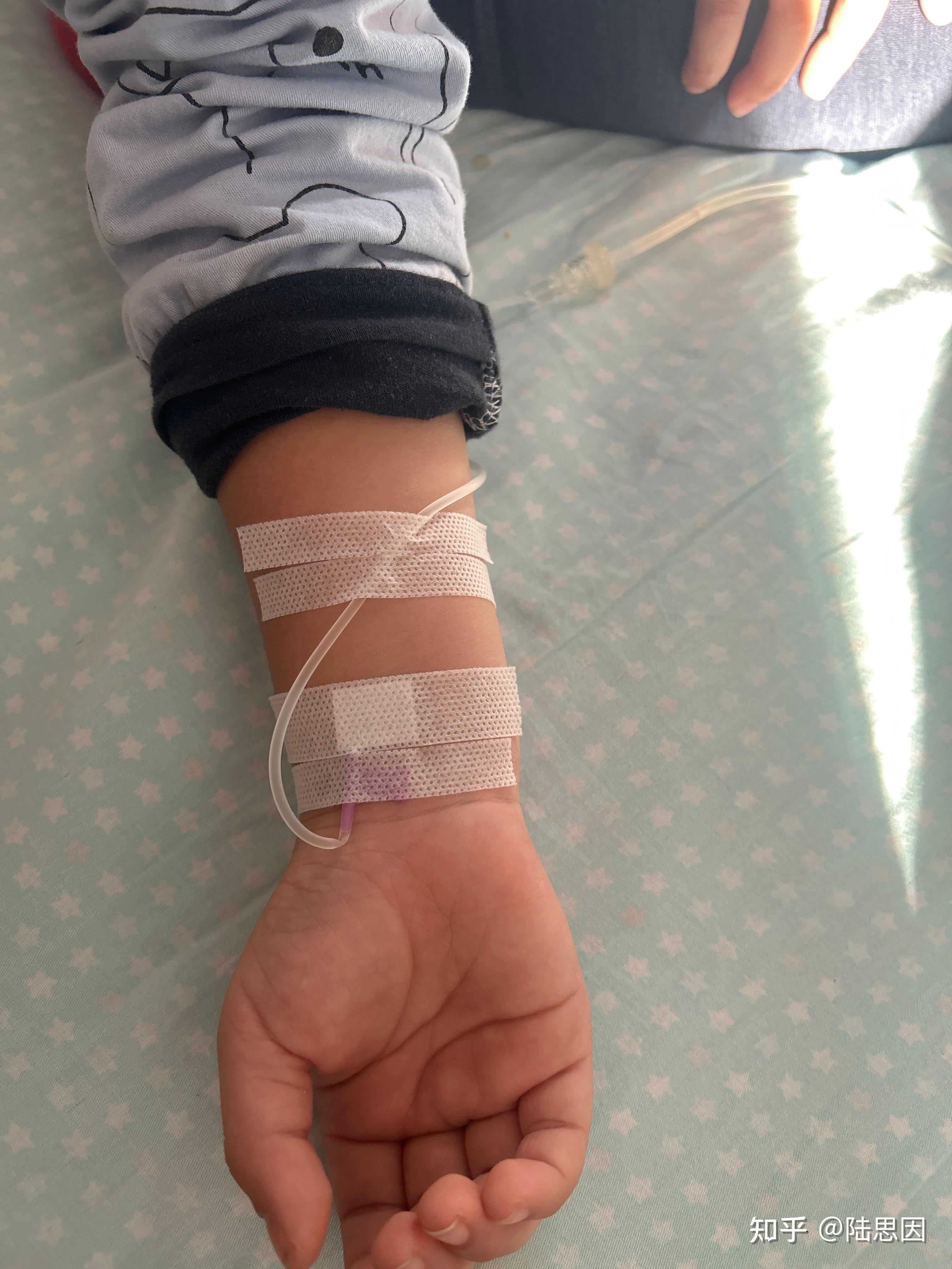 陆思因 的想法: 胖到虚虚的我,拍下了自己的照片