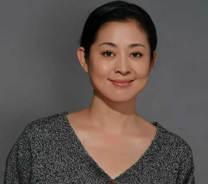 65岁的倪萍疑似整容,"科技脸"暴露无遗,与之前形象天壤之别,网友