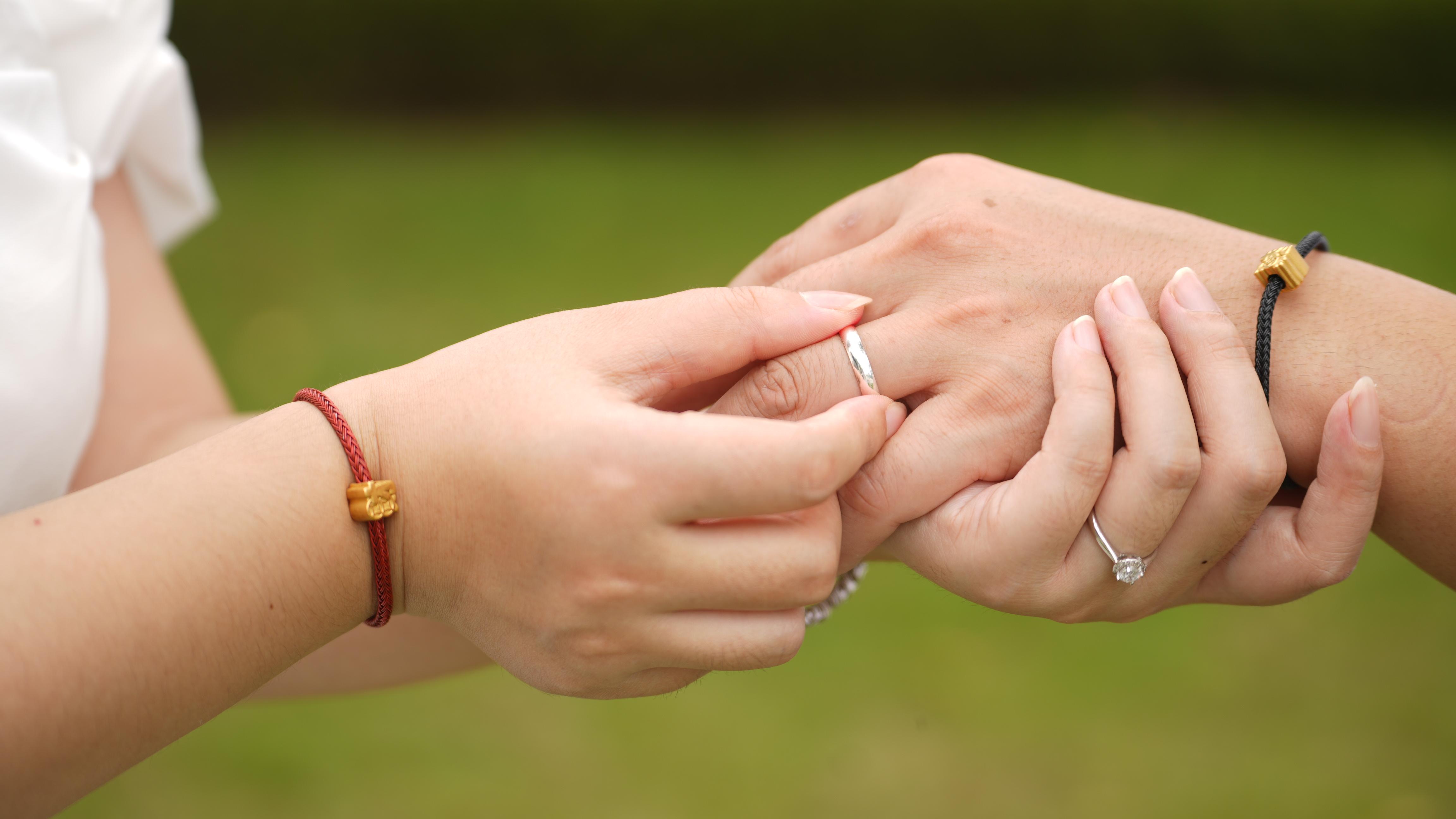 少爷和对方谈生意,被对方压制,结果管家接过电话,一字