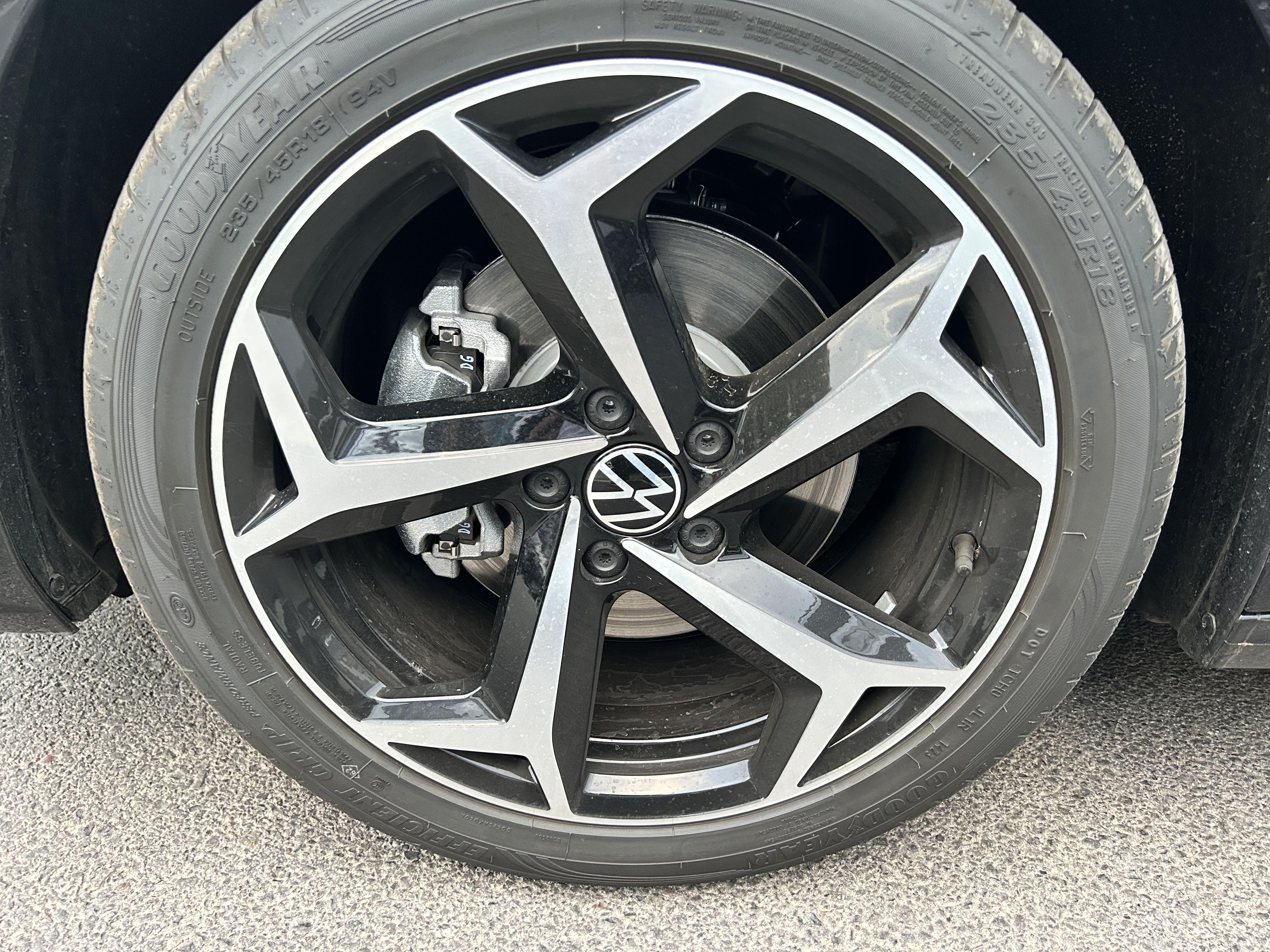 怀远笔记 的想法: 大众帕萨特的战斧轮毂真不错,据说跑起来更漂亮,就