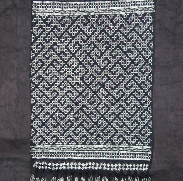 苏萌 的想法: 锡绣是苗族特有的传统刺绣装饰手法,主要分布于贵州省