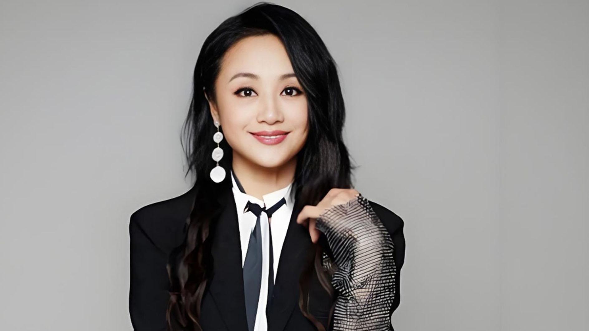 曹颖自曝患癌活着看孩子长大比任何舞台灯光都耀眼5月22日51岁的曹颖