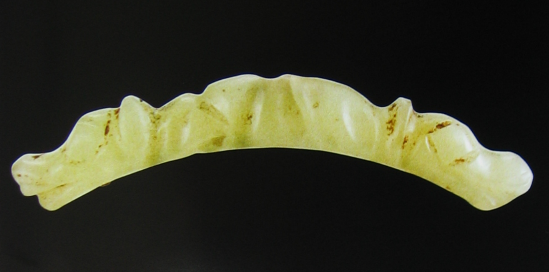 刘成松 的想法: 图1,双龙首玉璜 (眼镜蛇神玉器) 红山文化 长4.1厘米.