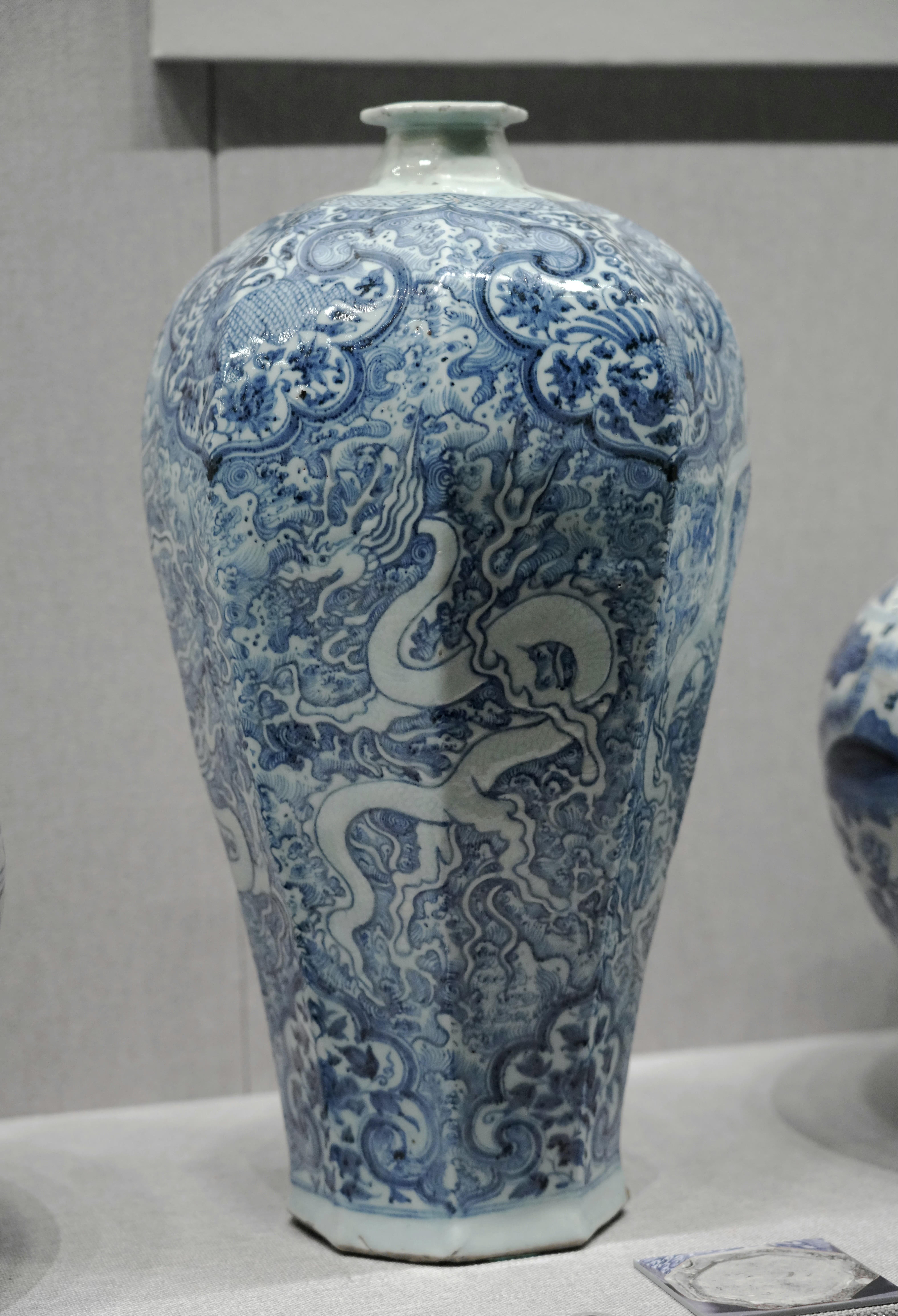 尽东其亩 的想法: 龙纹八方梅瓶 | 故宫博物院 br>元青花青花海水龙纹