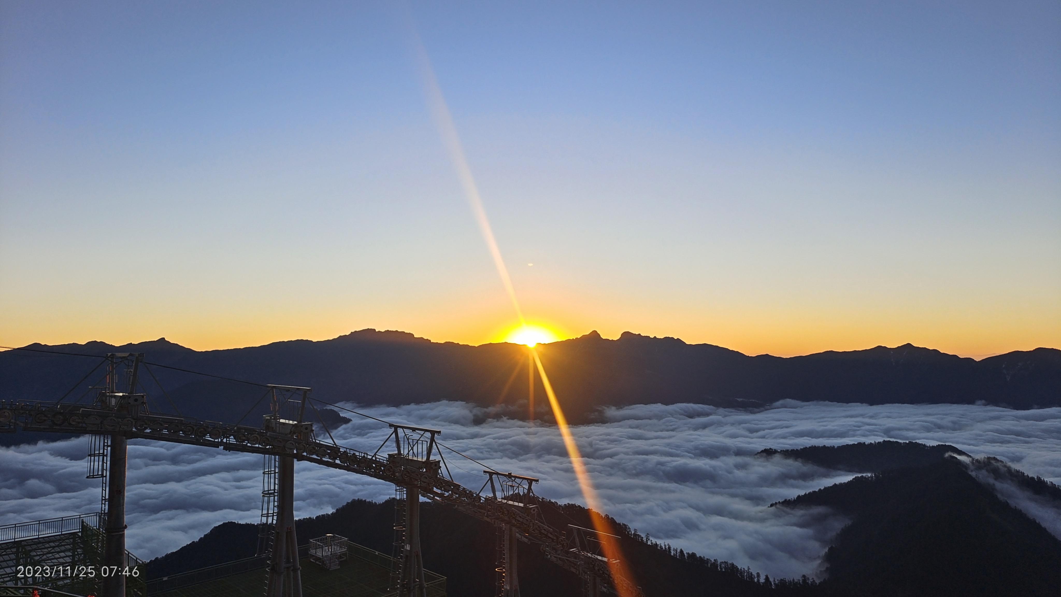 陌曙 的想法: 日照金山 | 不愧是苦等了好久才出来的金山,看日出云海